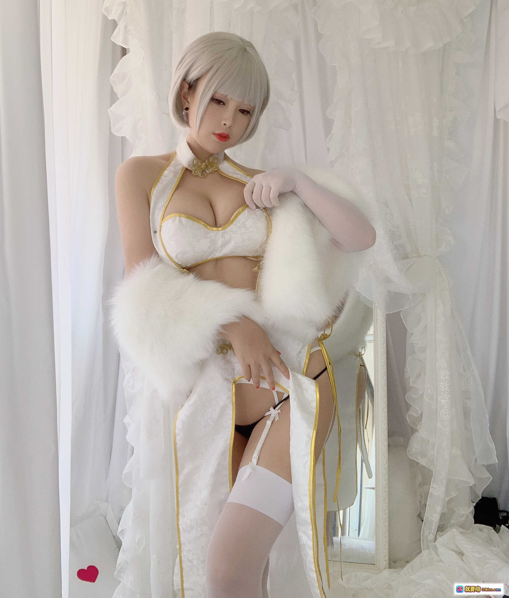 图片[8] - 白烨Vol.002 白旗袍写真 优雅性感蕾丝高开叉设计 金色盘扣点缀 纯欲风室内私房照 40P高清图集 - 就要吻
