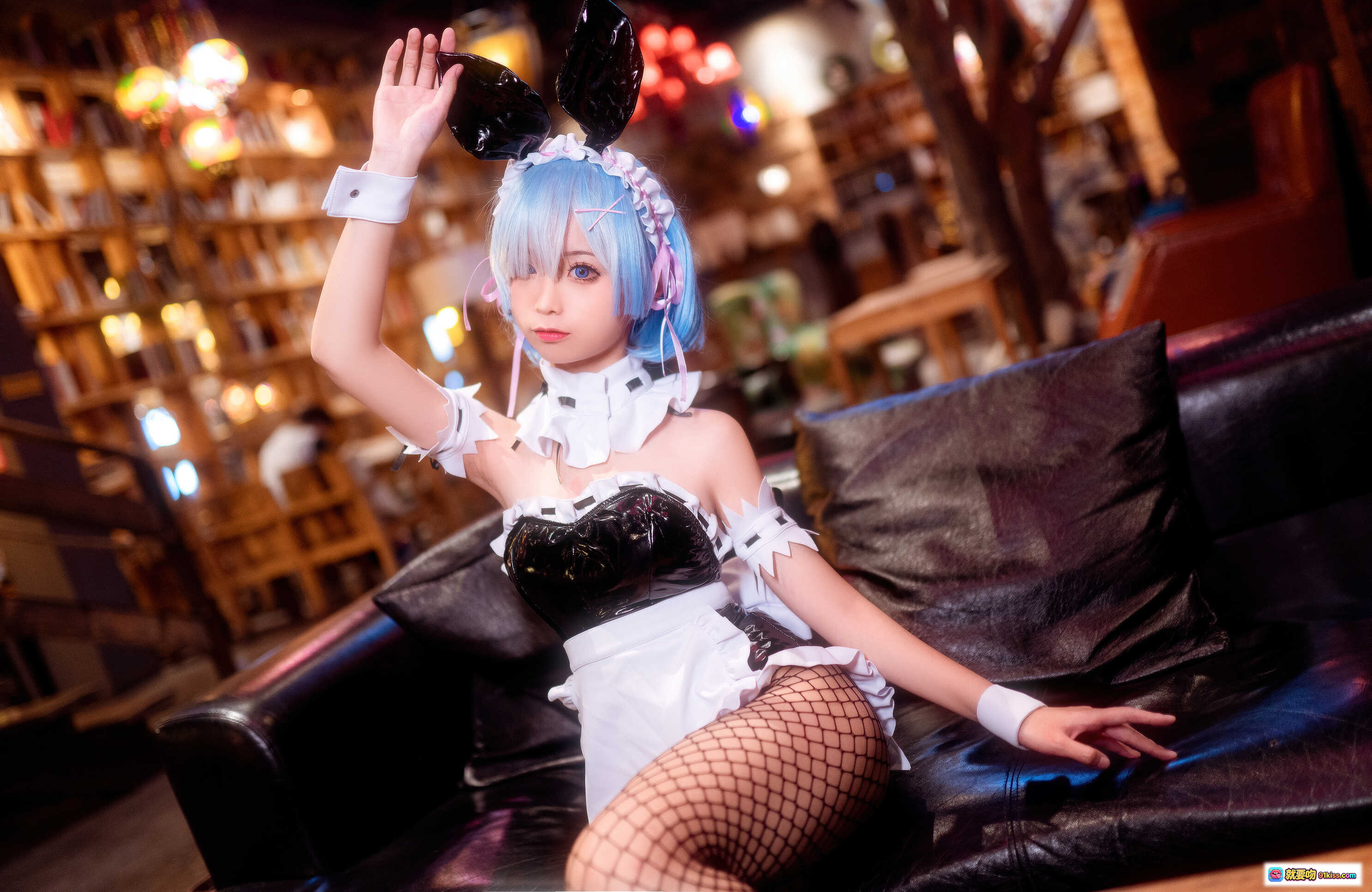 图片[8] - 蠢沫沫NO.025蕾姆兔女郎写真｜白色围裙+黑色蕾丝内裤+渔网袜性感造型 - 就要吻