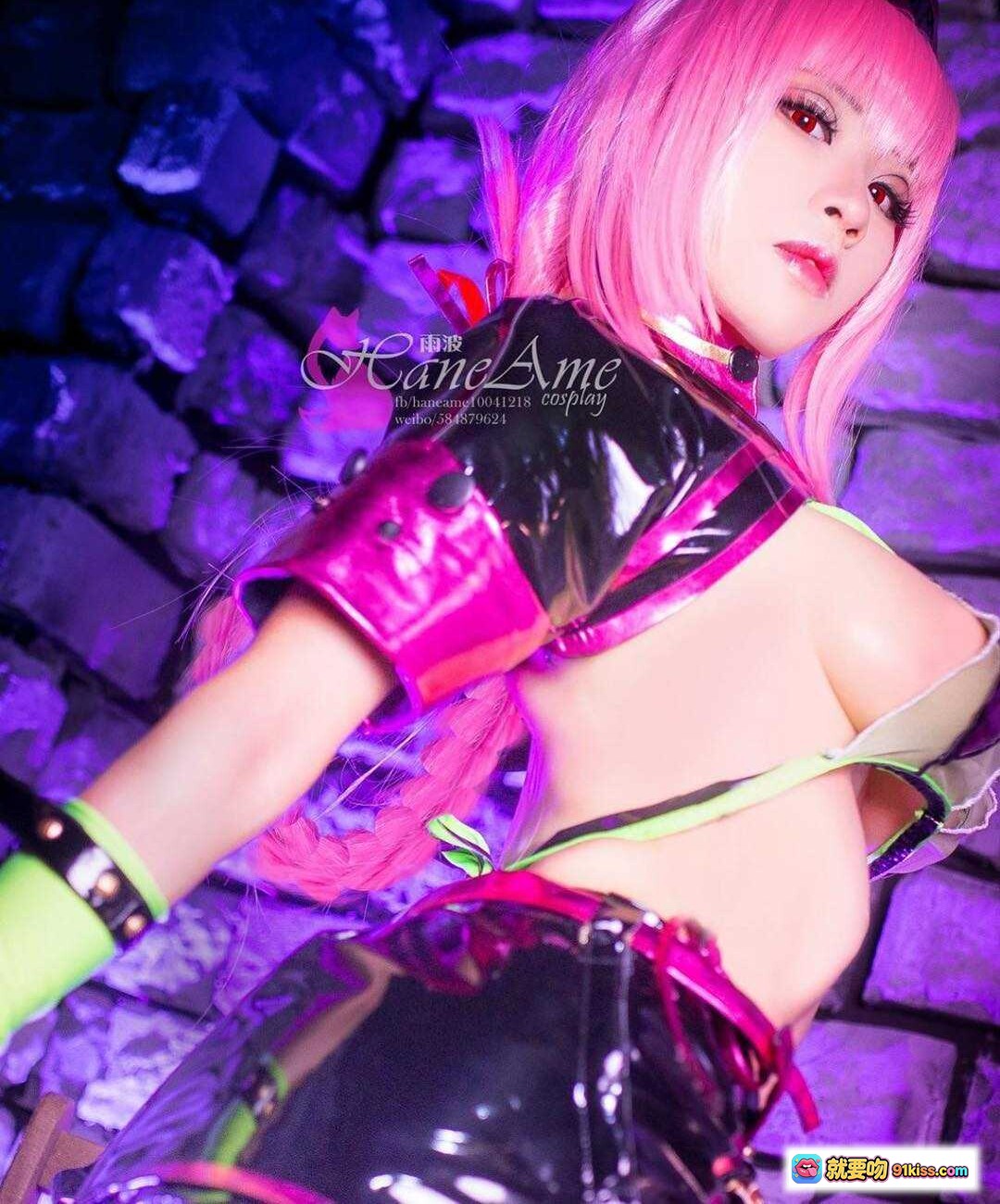 图片[8] - Nightingale万圣节Cosplay粉发绿装性感造型紫光砖墙背景写真 - 就要吻