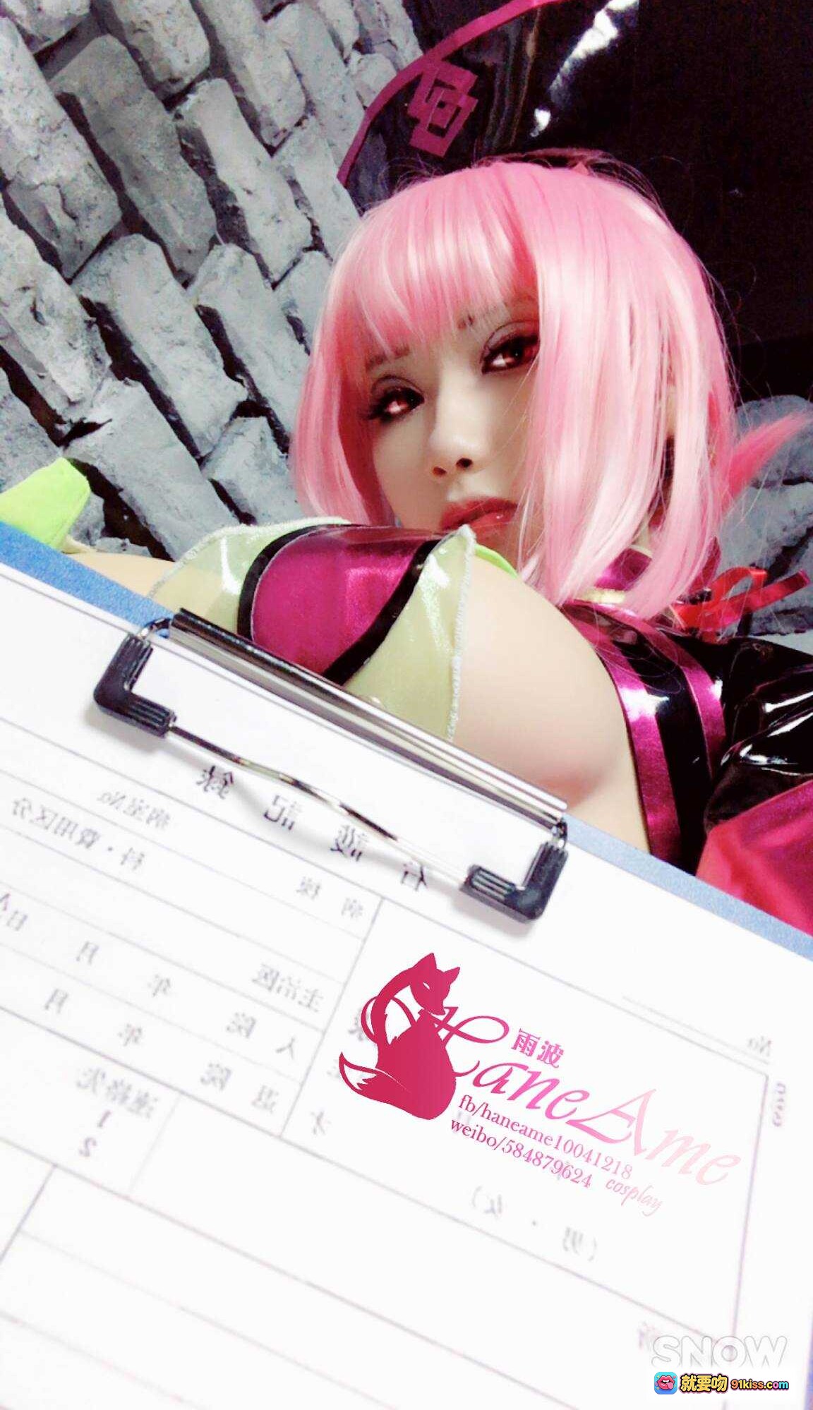 图片[6] - Nightingale万圣节Cosplay粉发绿装性感造型紫光砖墙背景写真 - 就要吻