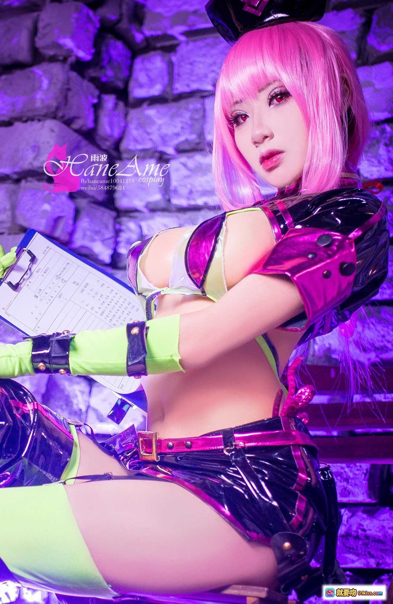 图片[5] - Nightingale万圣节Cosplay粉发绿装性感造型紫光砖墙背景写真 - 就要吻