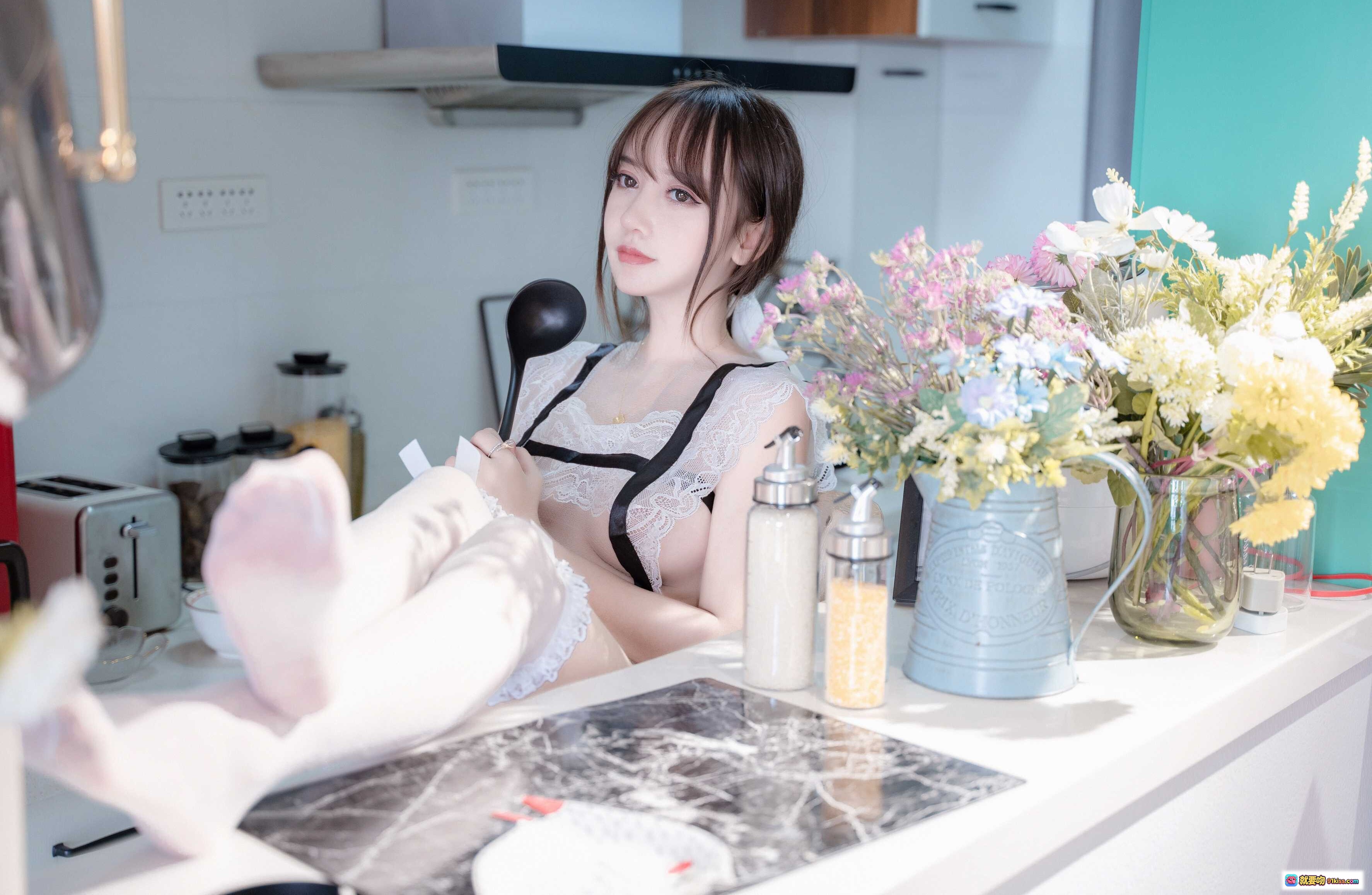 图片[3] - 厨娘写真 | 透明蕾丝内衣 | 黑色吊带袜 | 厨房场景 | 甜美性感 | 白色薄纱裙 | 手持厨具 | 室内私房照 - 就要吻