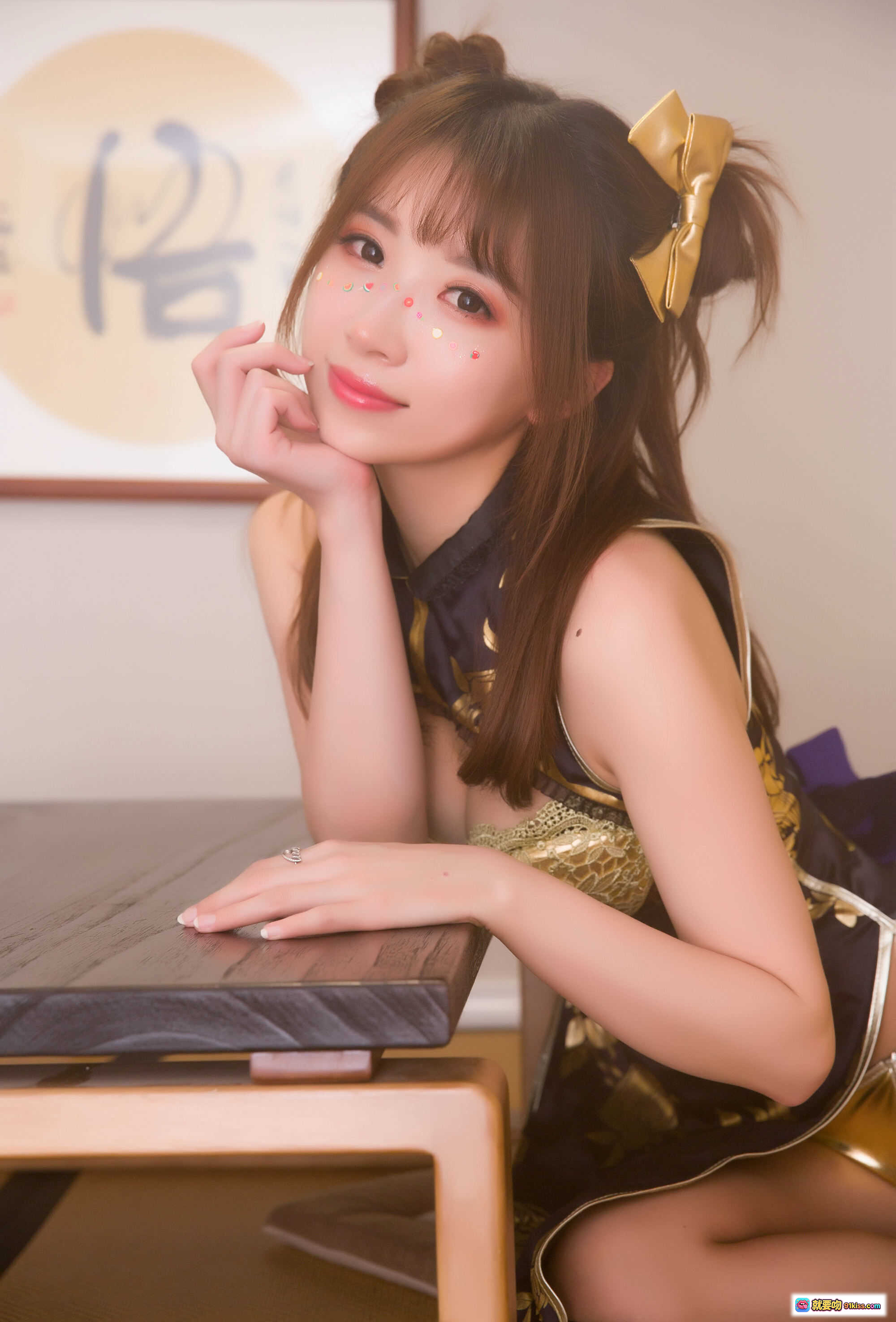 图片[2] - 小女巫露娜NO.008金丝旗袍写真｜黑金刺绣高开叉性感造型｜室内优雅坐姿美图 - 就要吻