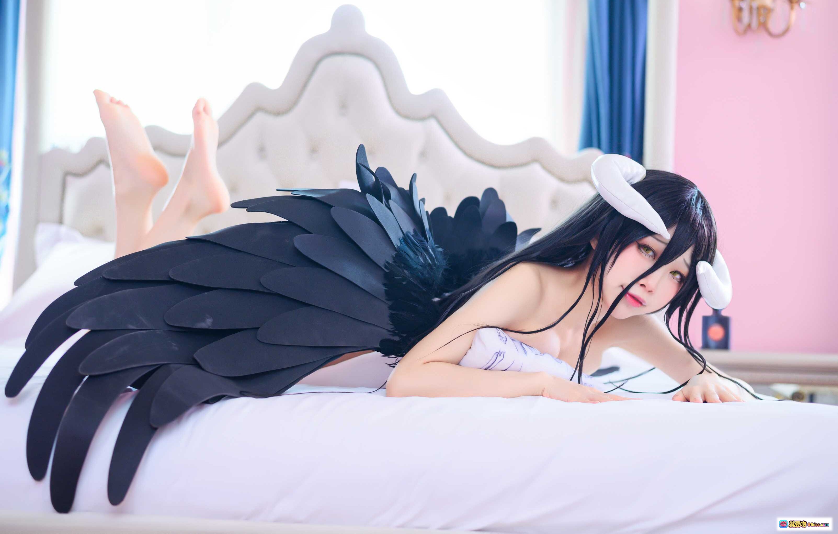 图片[2] - 水淼NO.036雅儿贝德cosplay写真｜黑发角饰白裙黑翼｜性感坐姿室内复古风｜90P高清图集 - 就要吻