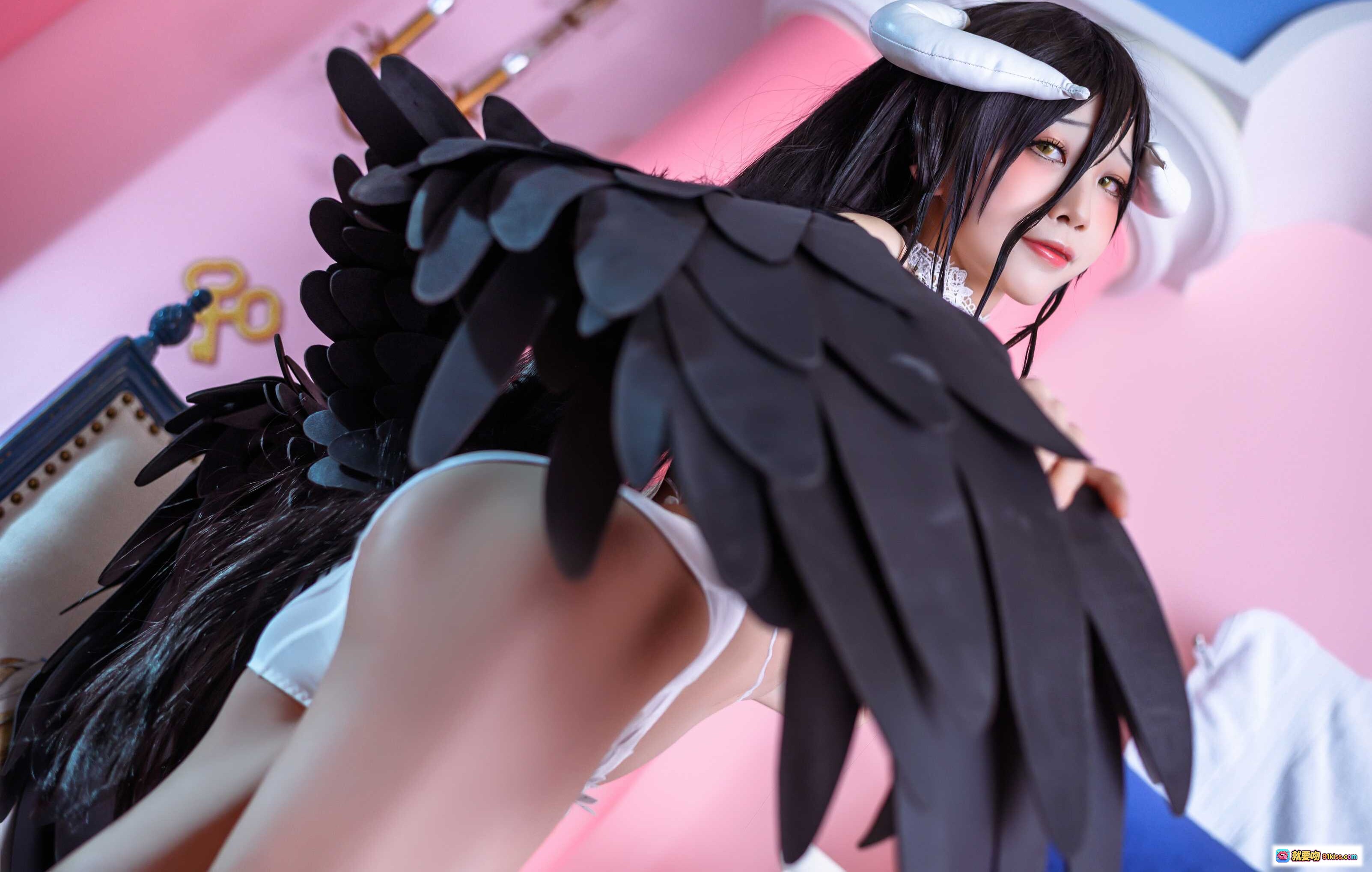 图片[5] - 水淼NO.036雅儿贝德cosplay写真｜黑发角饰白裙黑翼｜性感坐姿室内复古风｜90P高清图集 - 就要吻