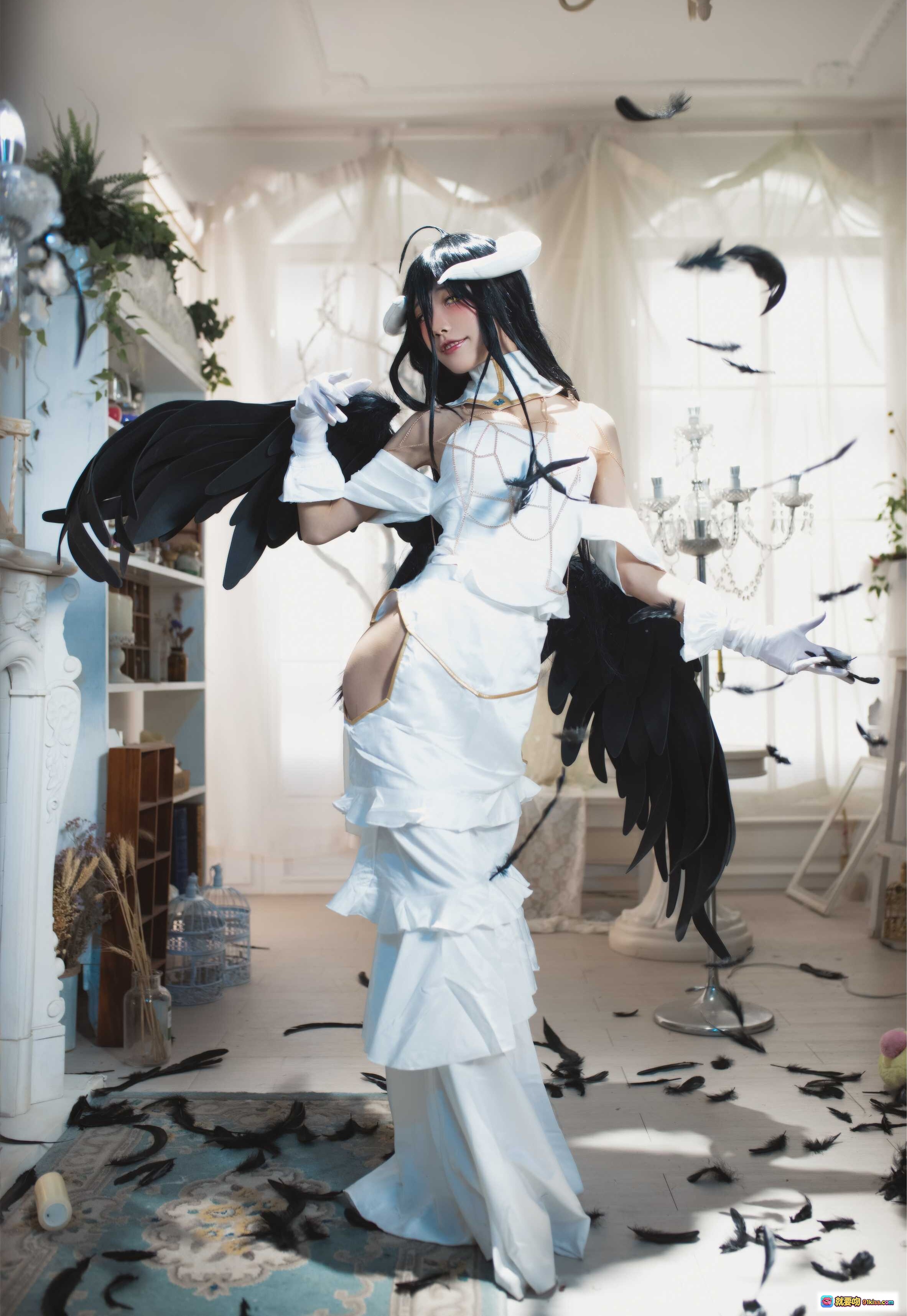 图片[8] - 水淼NO.036雅儿贝德cosplay写真｜黑发角饰白裙黑翼｜性感坐姿室内复古风｜90P高清图集 - 就要吻