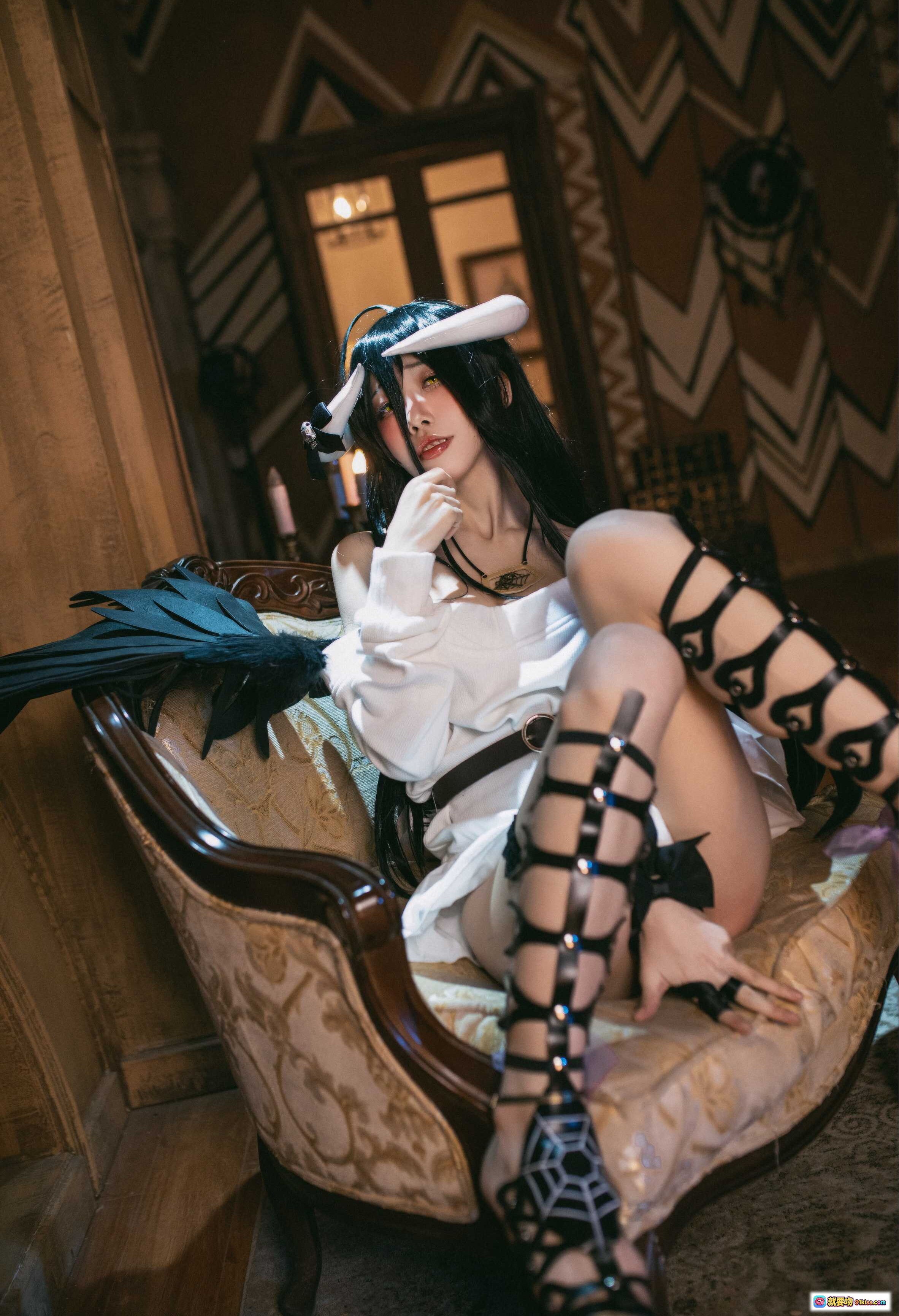 图片[10] - 水淼NO.036雅儿贝德cosplay写真｜黑发角饰白裙黑翼｜性感坐姿室内复古风｜90P高清图集 - 就要吻