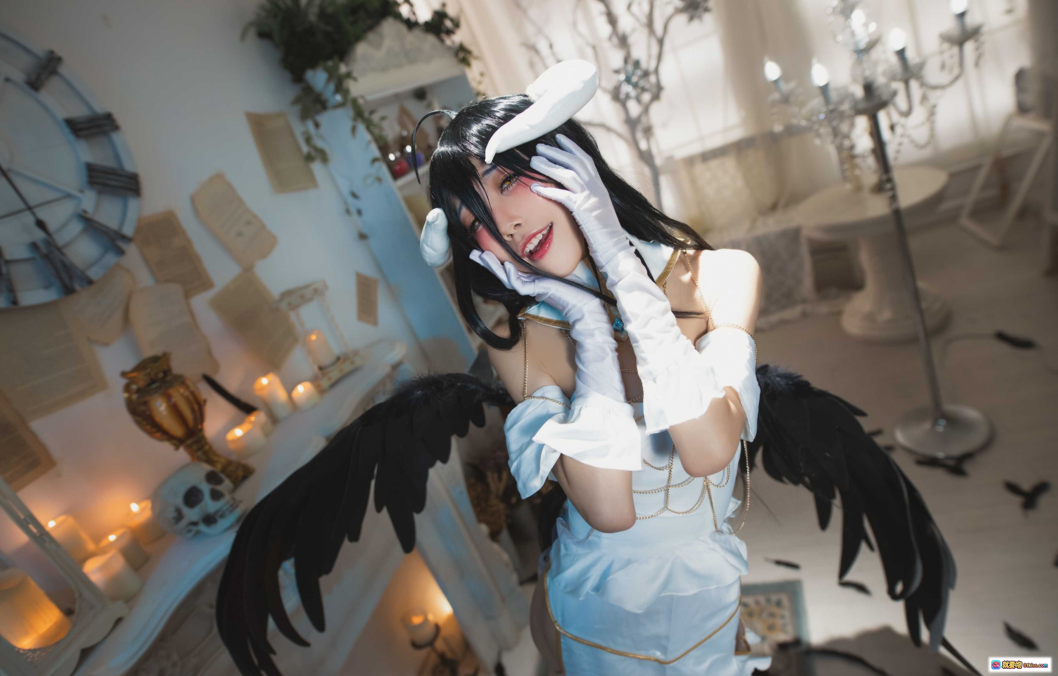 图片[4] - 水淼NO.036雅儿贝德cosplay写真｜黑发角饰白裙黑翼｜性感坐姿室内复古风｜90P高清图集 - 就要吻
