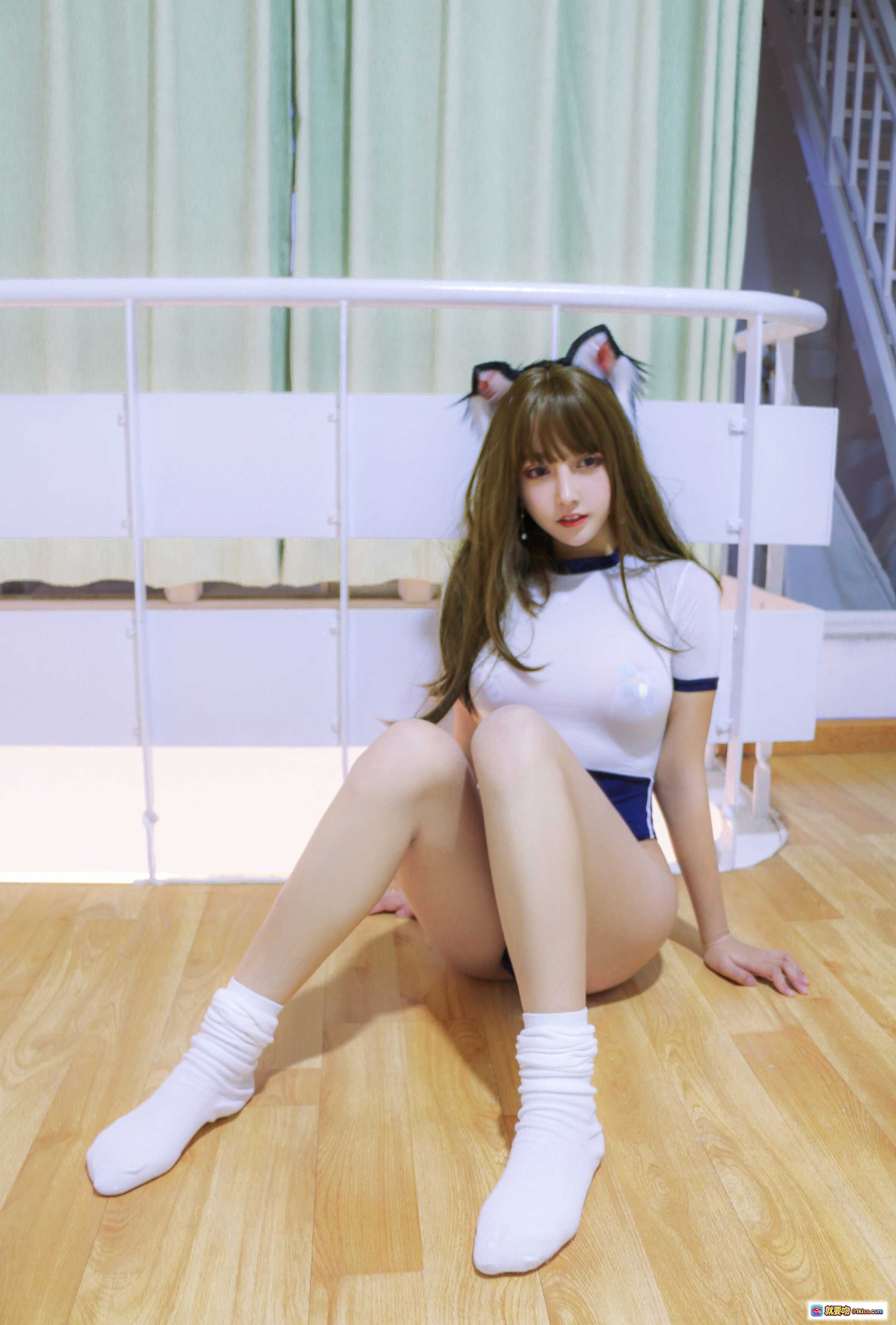 图片[3] - 过期米线线喵060体操服写真｜猫耳少女白袜美腿沙发萌拍16P高清图集 - 就要吻