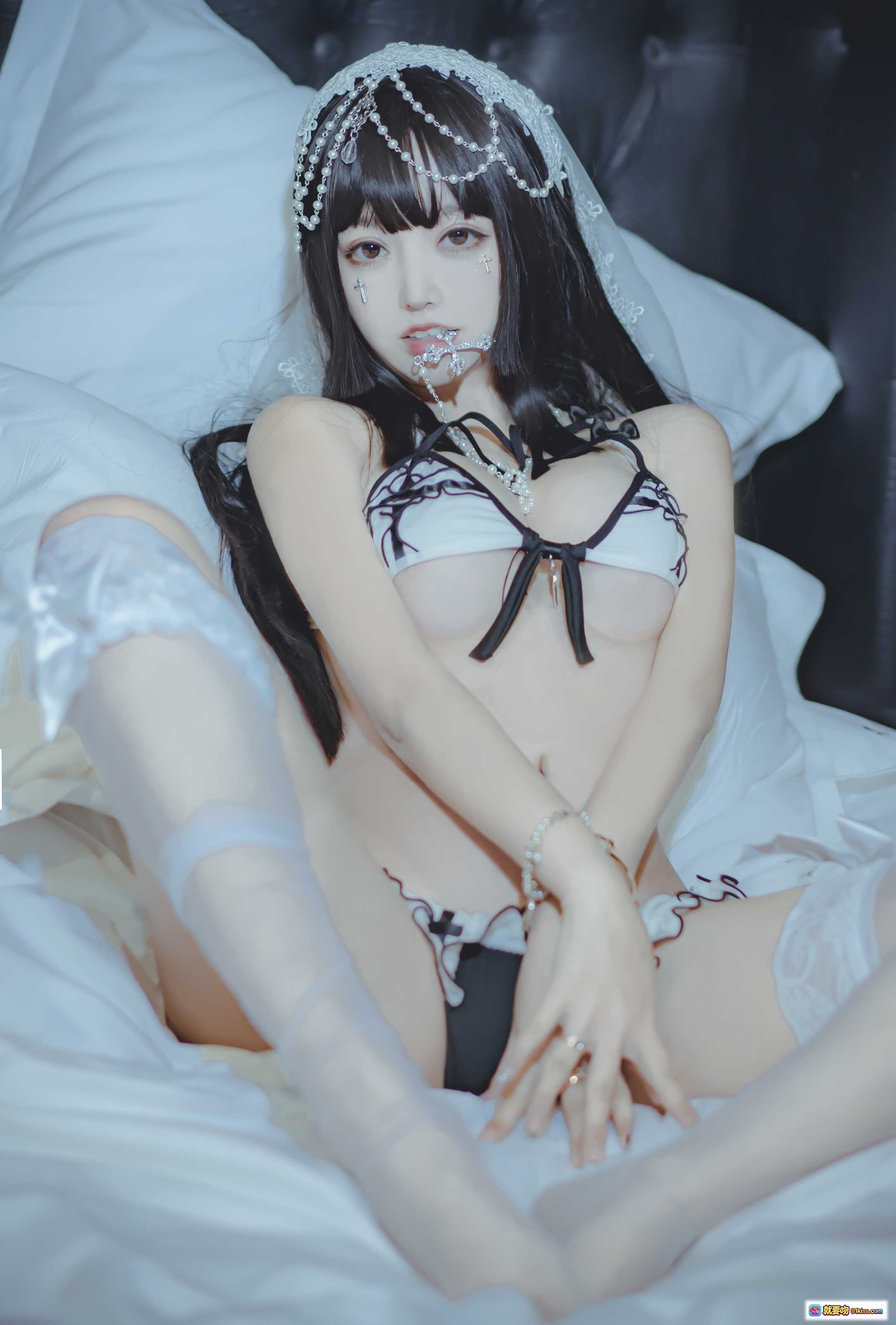 图片[10] - 过期米线线喵088米线修女COS写真 | 白色蕾丝内衣+头纱+珍珠装饰+性感美腿+华丽宫廷风背景 | 53P高清图集 - 就要吻