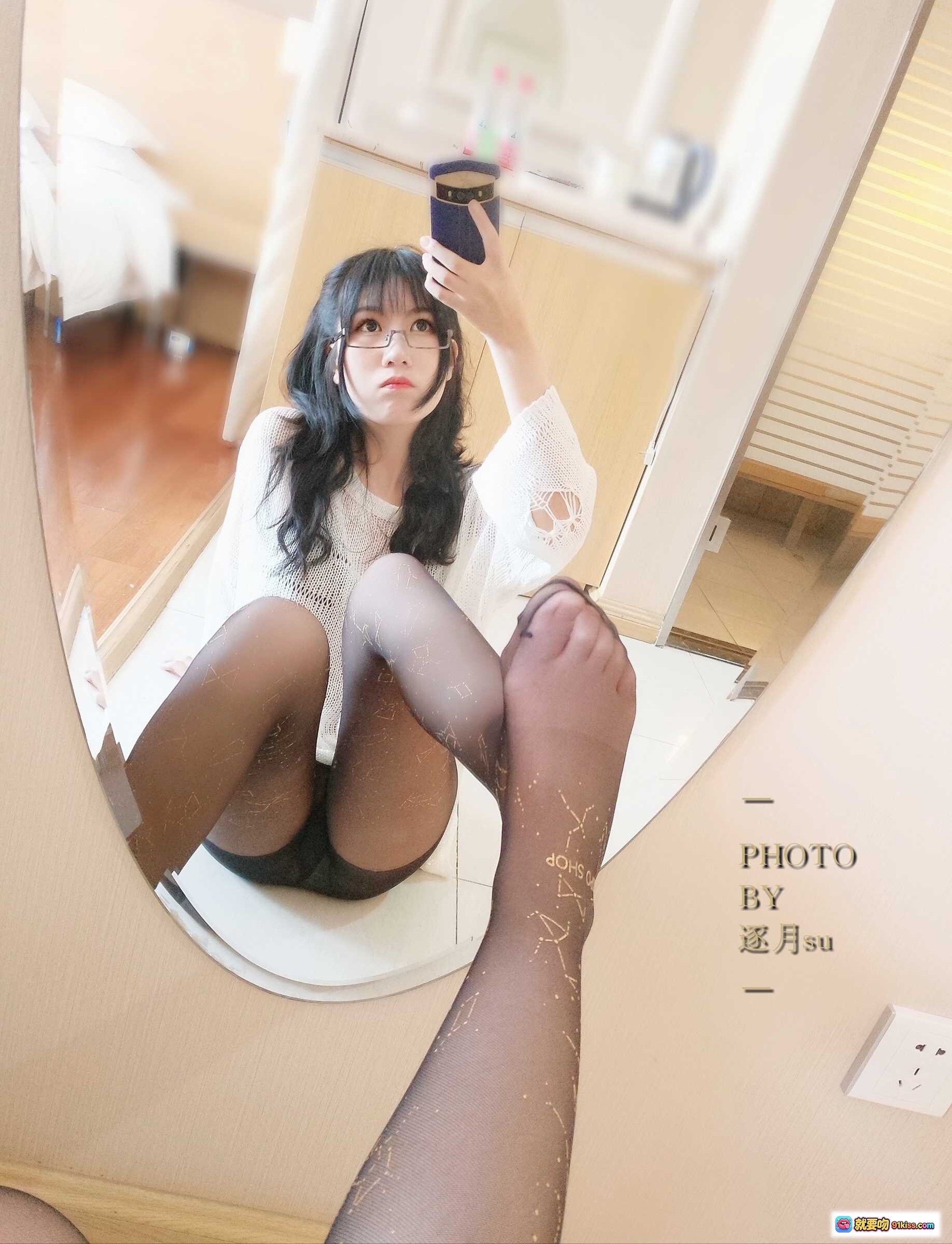 图片[4] - 逐月SU足控写真｜黑丝美腿+迷彩短裤+白色镂空上衣｜床上性感姿势｜NO.046高清图集 - 就要吻