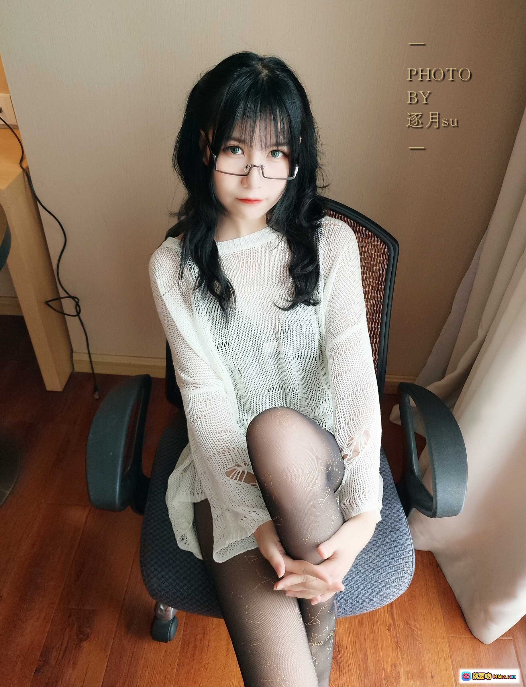 图片[6] - 逐月SU足控写真｜黑丝美腿+迷彩短裤+白色镂空上衣｜床上性感姿势｜NO.046高清图集 - 就要吻