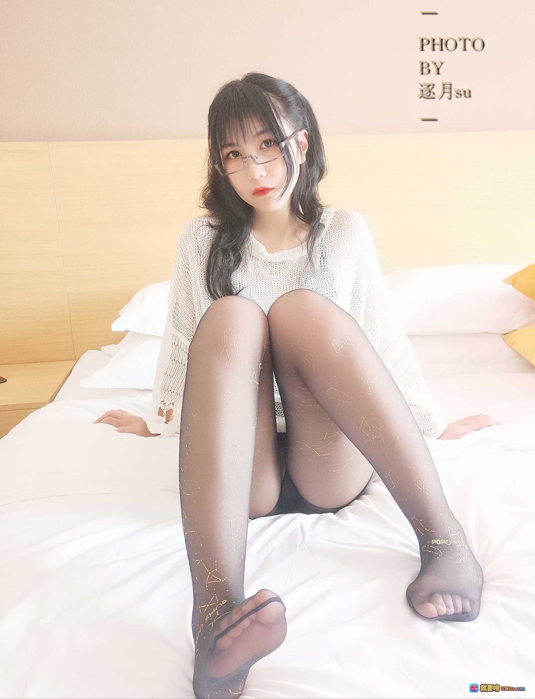 图片[5] - 逐月SU足控写真｜黑丝美腿+迷彩短裤+白色镂空上衣｜床上性感姿势｜NO.046高清图集 - 就要吻