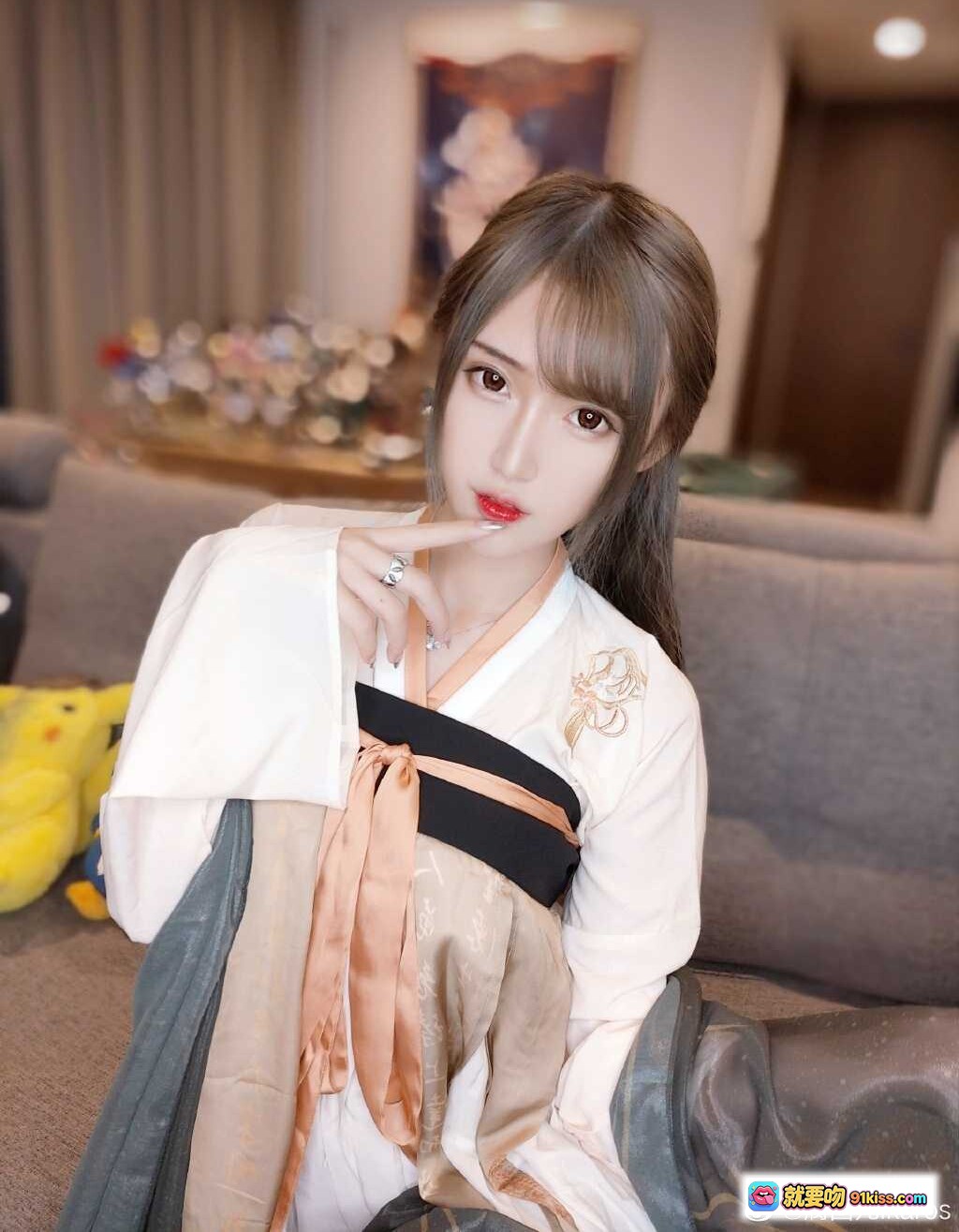 图片[2] - 腐团儿天刀同人秀汉服写真｜古风美人红唇浅笑｜精致妆容飘逸纱巾｜优雅姿态室内拍摄 - 就要吻