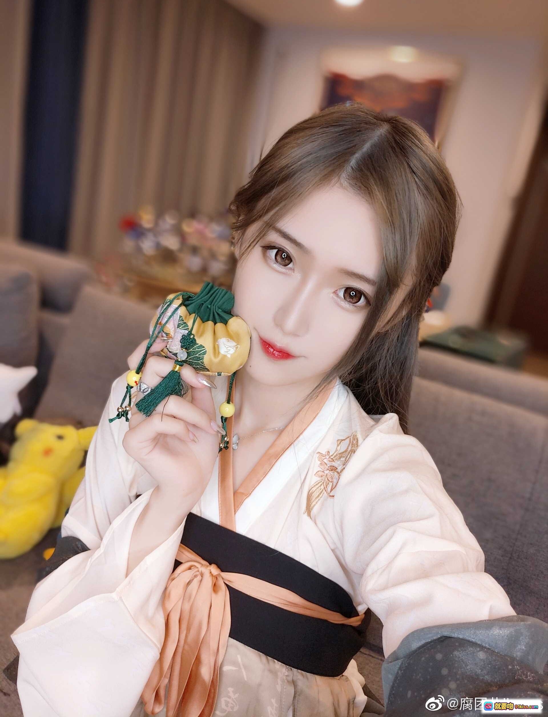 图片[8] - 腐团儿天刀同人秀汉服写真｜古风美人红唇浅笑｜精致妆容飘逸纱巾｜优雅姿态室内拍摄 - 就要吻