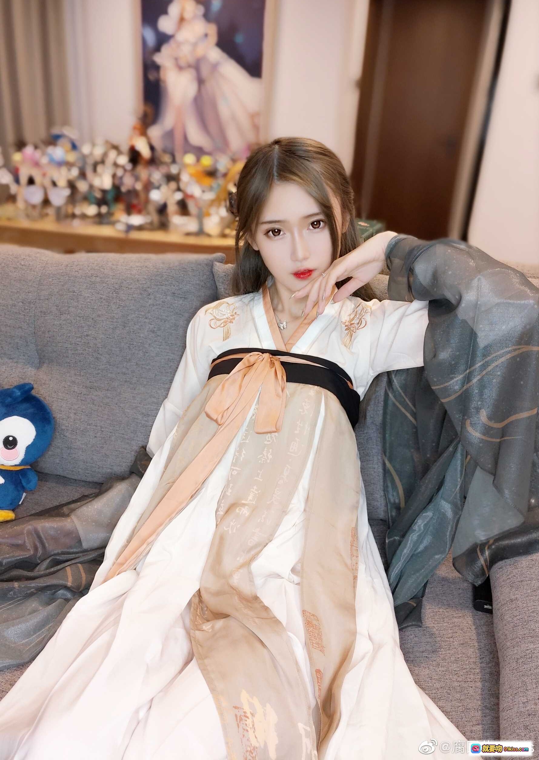 图片[7] - 腐团儿天刀同人秀汉服写真｜古风美人红唇浅笑｜精致妆容飘逸纱巾｜优雅姿态室内拍摄 - 就要吻