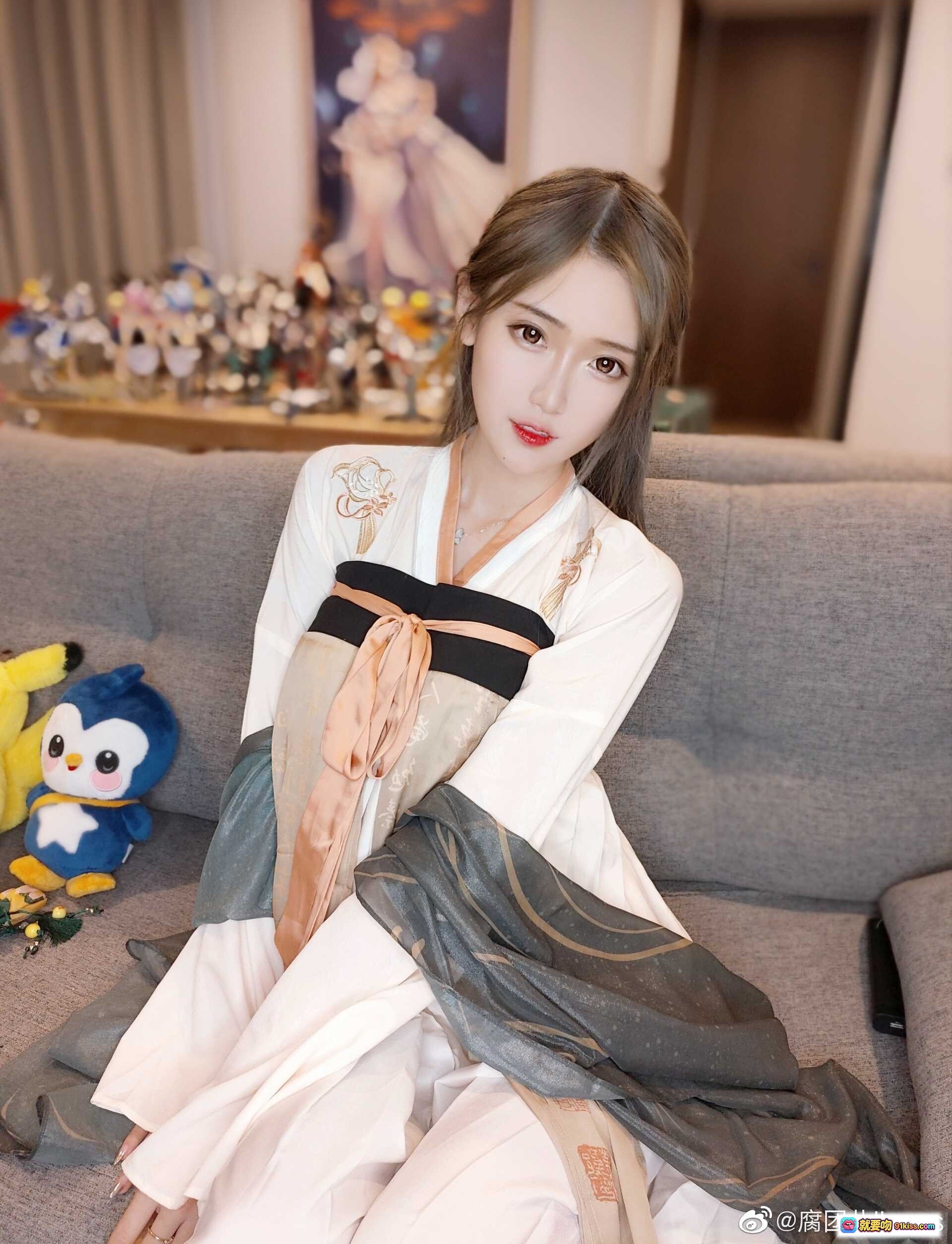 图片[6] - 腐团儿天刀同人秀汉服写真｜古风美人红唇浅笑｜精致妆容飘逸纱巾｜优雅姿态室内拍摄 - 就要吻