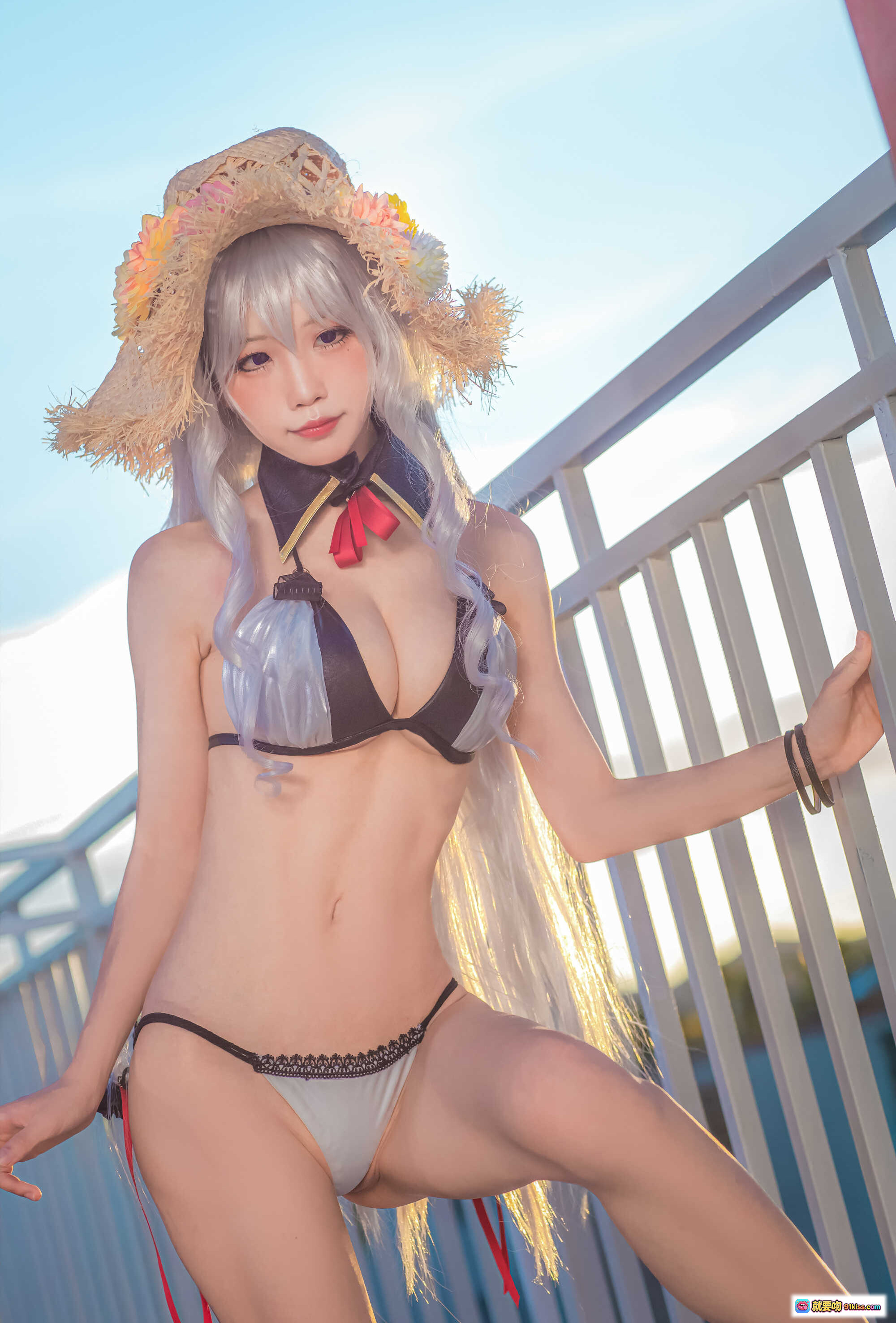 图片[8] - 水淼NO.065阿尔及利亚泳装写真·银发少女草帽花饰·海边阳台逆光美拍·精致cosplay比基尼造型 - 就要吻