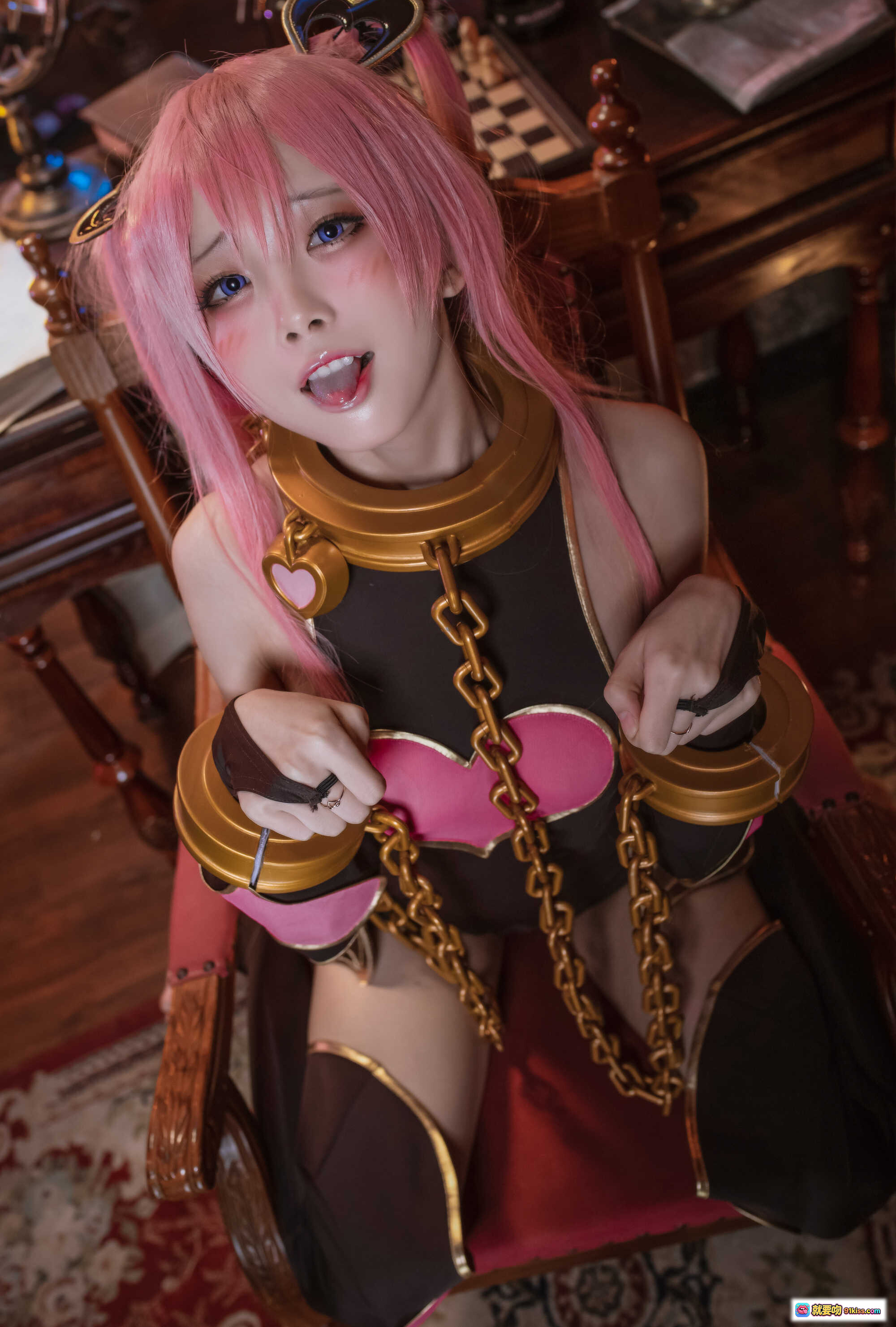 图片[8] - 水淼aqua NO.037 空花 Cosplay 粉发少女 黑粉心形战衣 金色锁链装饰 裸足地毯写真 42P高清图集 - 就要吻