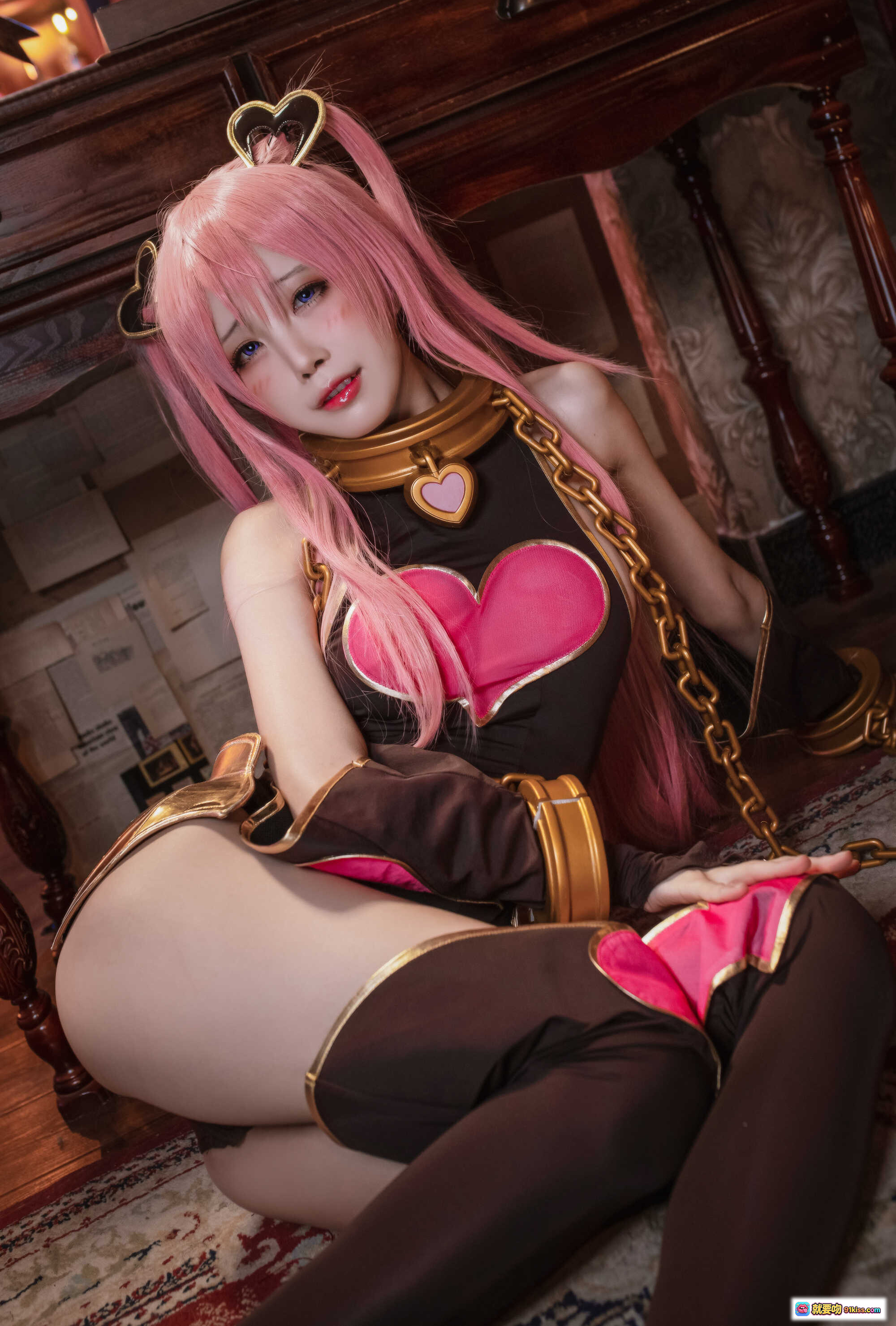 图片[6] - 水淼aqua NO.037 空花 Cosplay 粉发少女 黑粉心形战衣 金色锁链装饰 裸足地毯写真 42P高清图集 - 就要吻