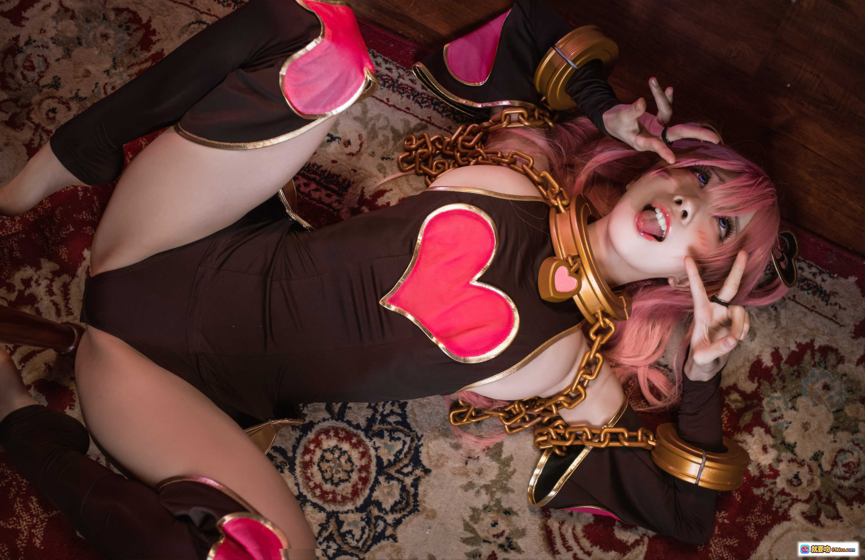 图片[4] - 水淼aqua NO.037 空花 Cosplay 粉发少女 黑粉心形战衣 金色锁链装饰 裸足地毯写真 42P高清图集 - 就要吻