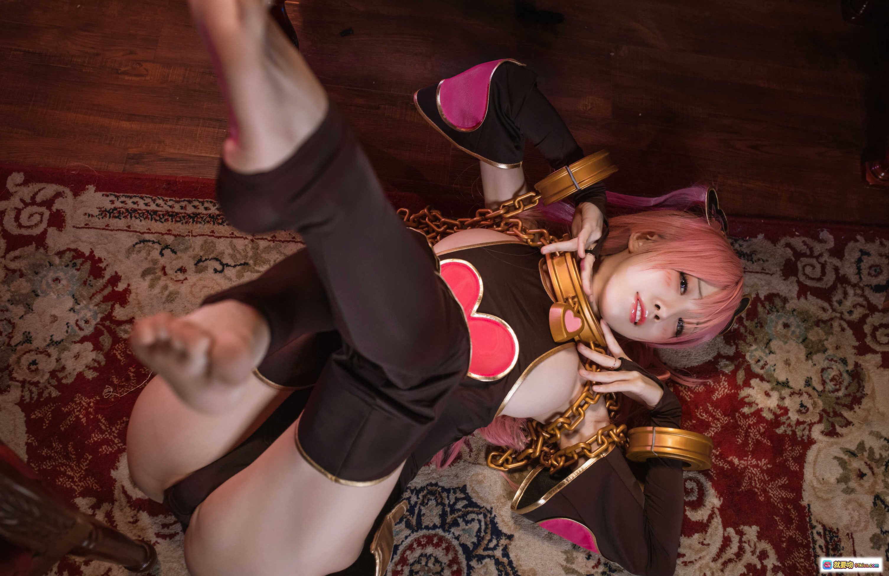 图片[9] - 水淼aqua NO.037 空花 Cosplay 粉发少女 黑粉心形战衣 金色锁链装饰 裸足地毯写真 42P高清图集 - 就要吻