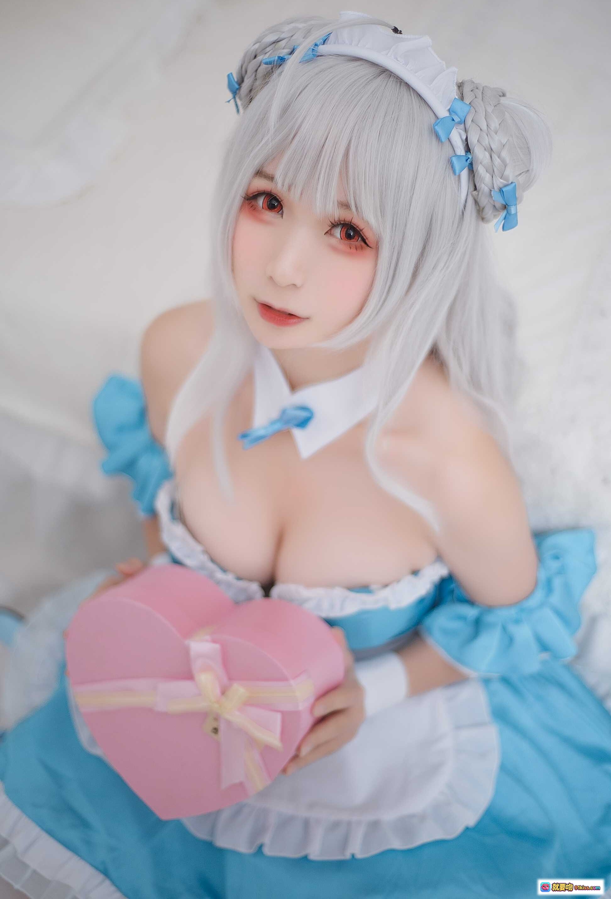 图片[6] - 樱落酱NO.012小天鹅女仆Cosplay写真｜蓝白洛丽塔女仆装｜银发双马尾｜甜美少女风｜室内床拍写真集 - 就要吻