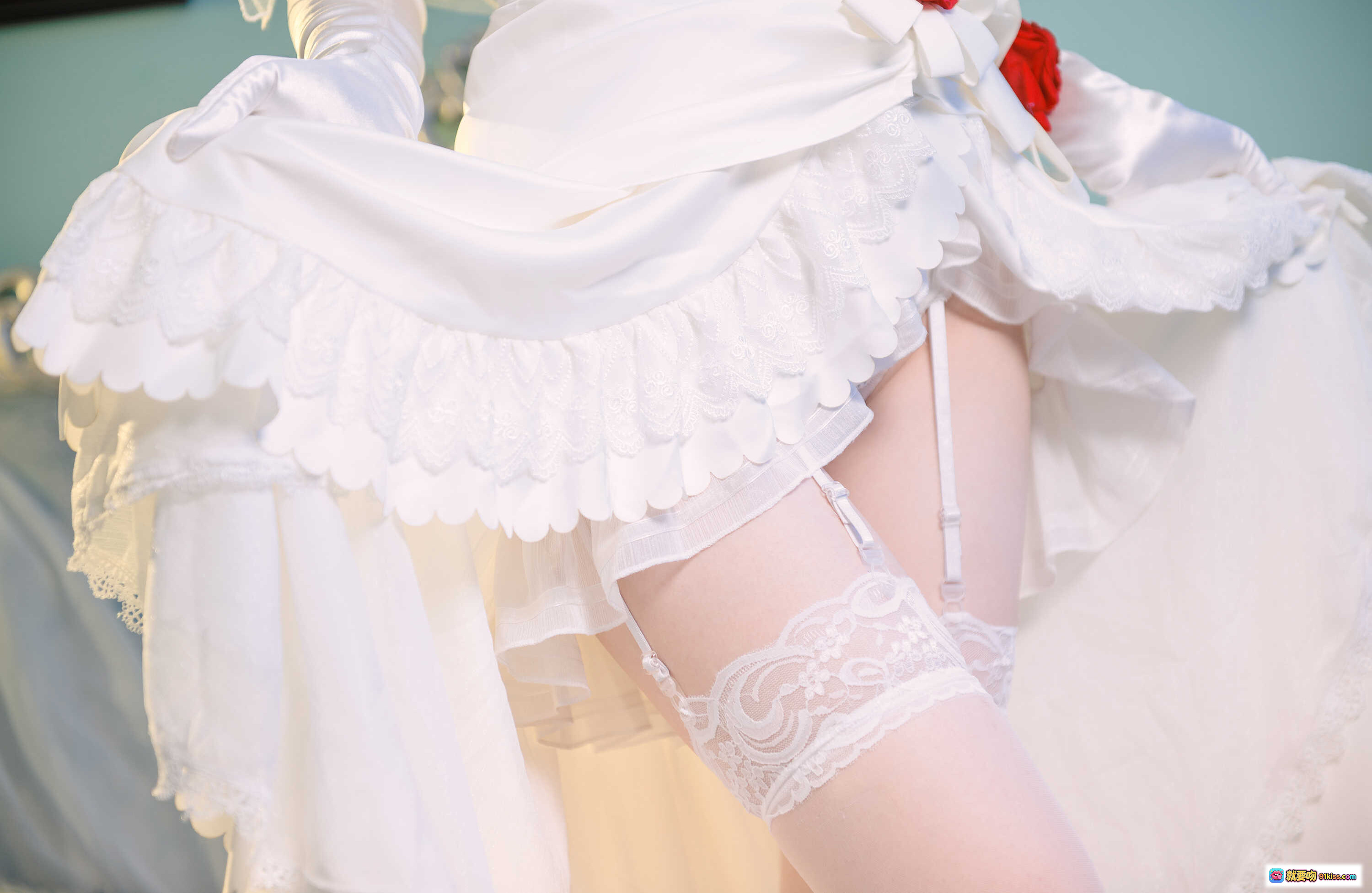 图片[3] - 妖少you1-G36C NO.002 白发新娘cosplay 白色婚纱 红玫瑰头饰 蕾丝长手套 华丽床榻写真 - 就要吻