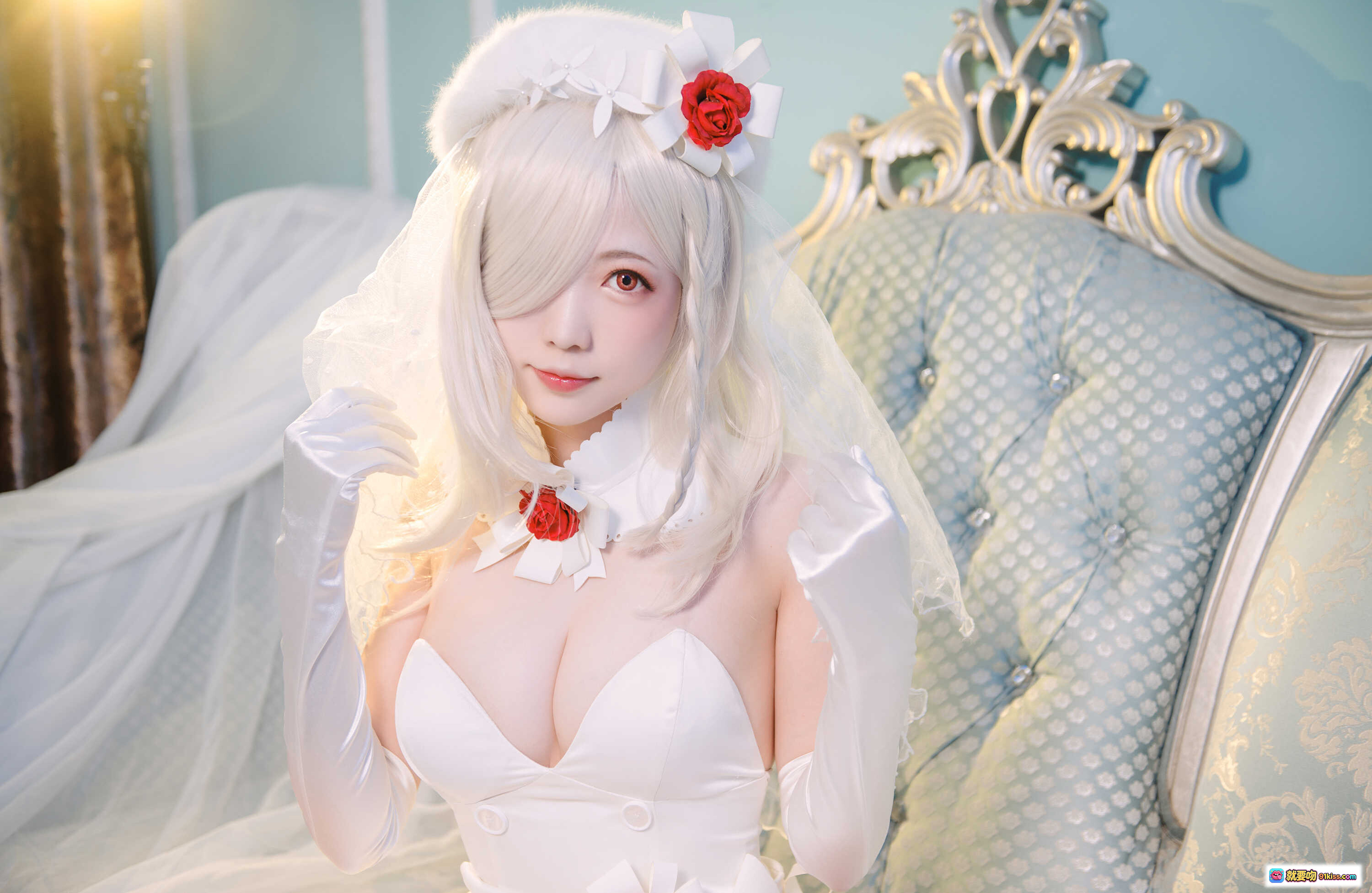 图片[1] - 妖少you1-G36C NO.002 白发新娘cosplay 白色婚纱 红玫瑰头饰 蕾丝长手套 华丽床榻写真 - 就要吻