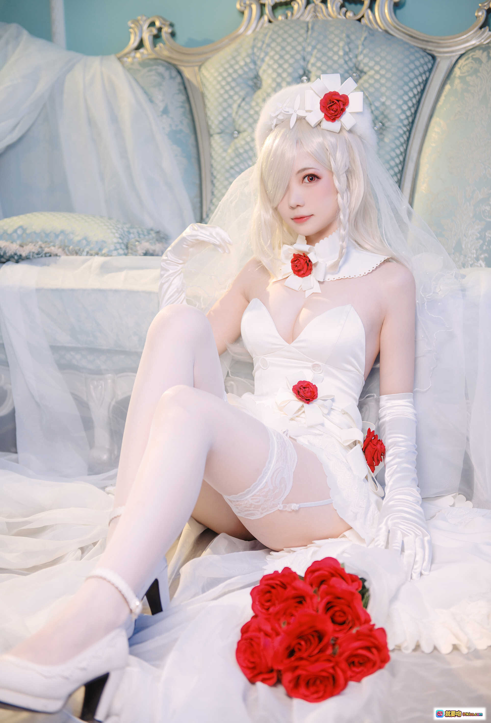 图片[2] - 妖少you1-G36C NO.002 白发新娘cosplay 白色婚纱 红玫瑰头饰 蕾丝长手套 华丽床榻写真 - 就要吻