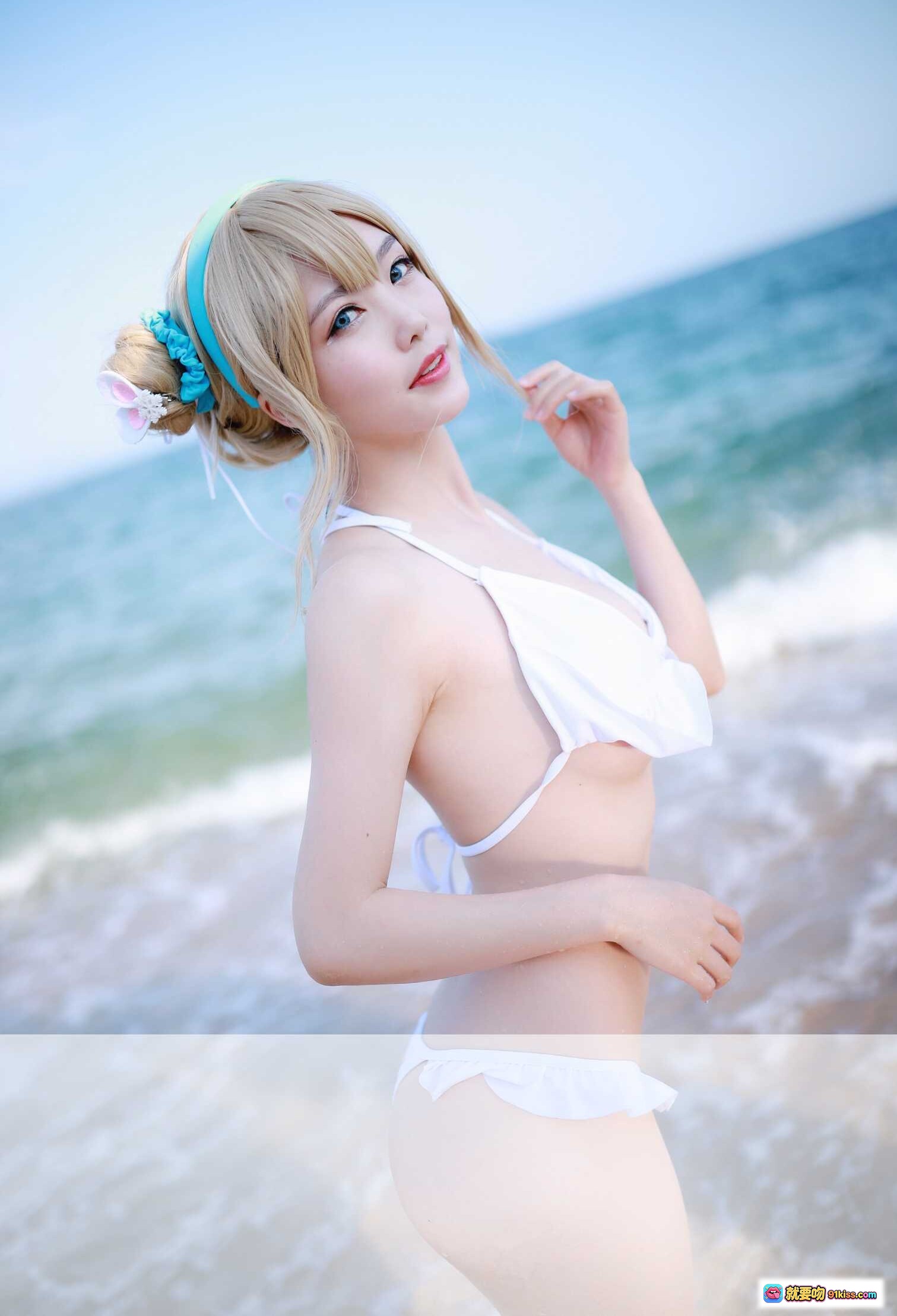 抖娘利世NO.045海边索米cos写真 白色比基尼金发蓝饰海景沙滩清新性感30P - 就要吻