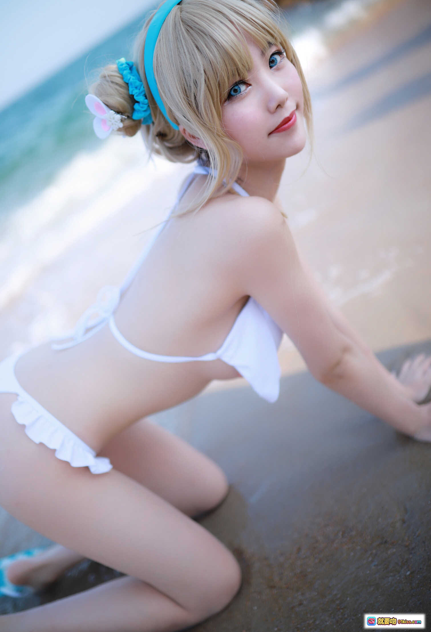 图片[10] - 抖娘利世NO.045海边索米cos写真 白色比基尼金发蓝饰海景沙滩清新性感30P - 就要吻