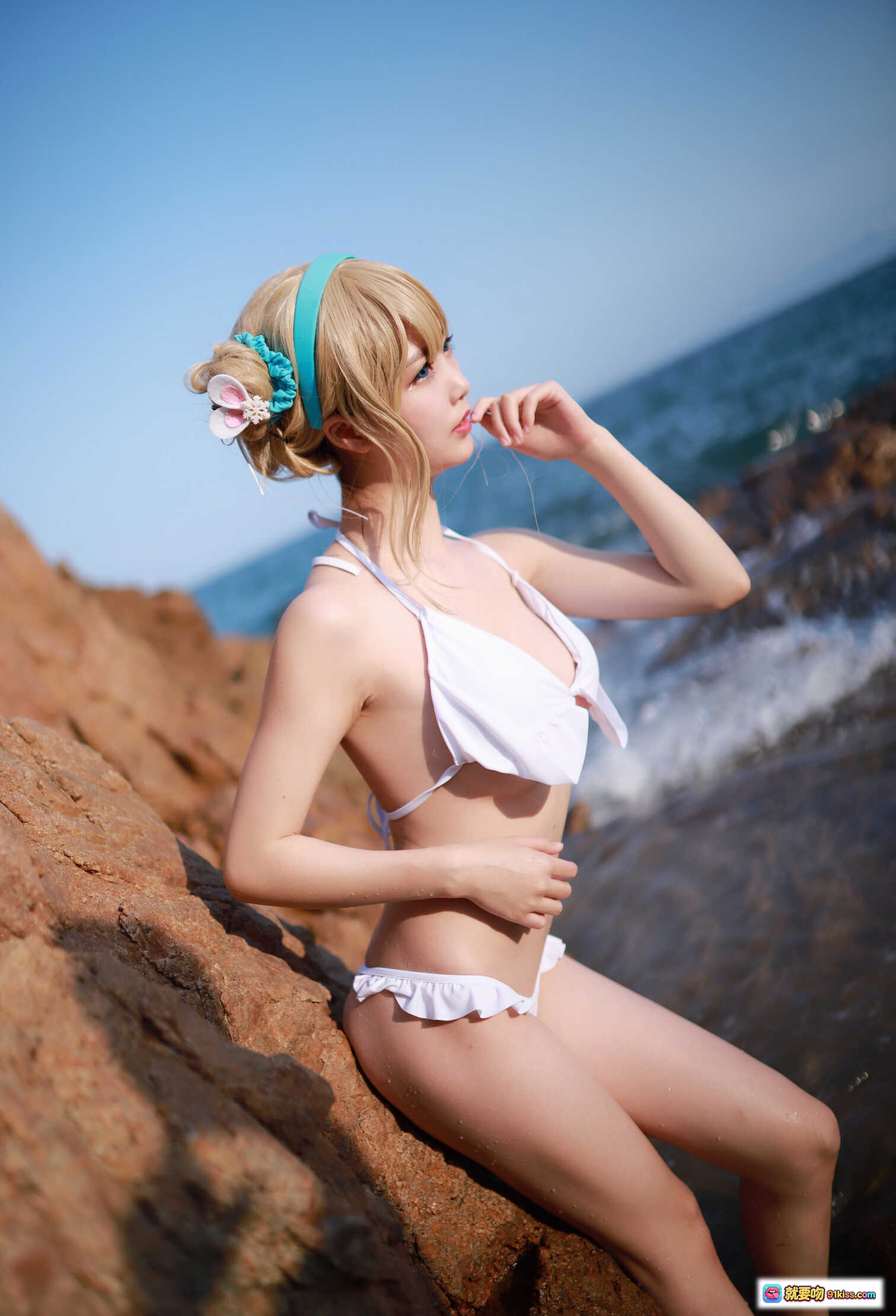 图片[8] - 抖娘利世NO.045海边索米cos写真 白色比基尼金发蓝饰海景沙滩清新性感30P - 就要吻