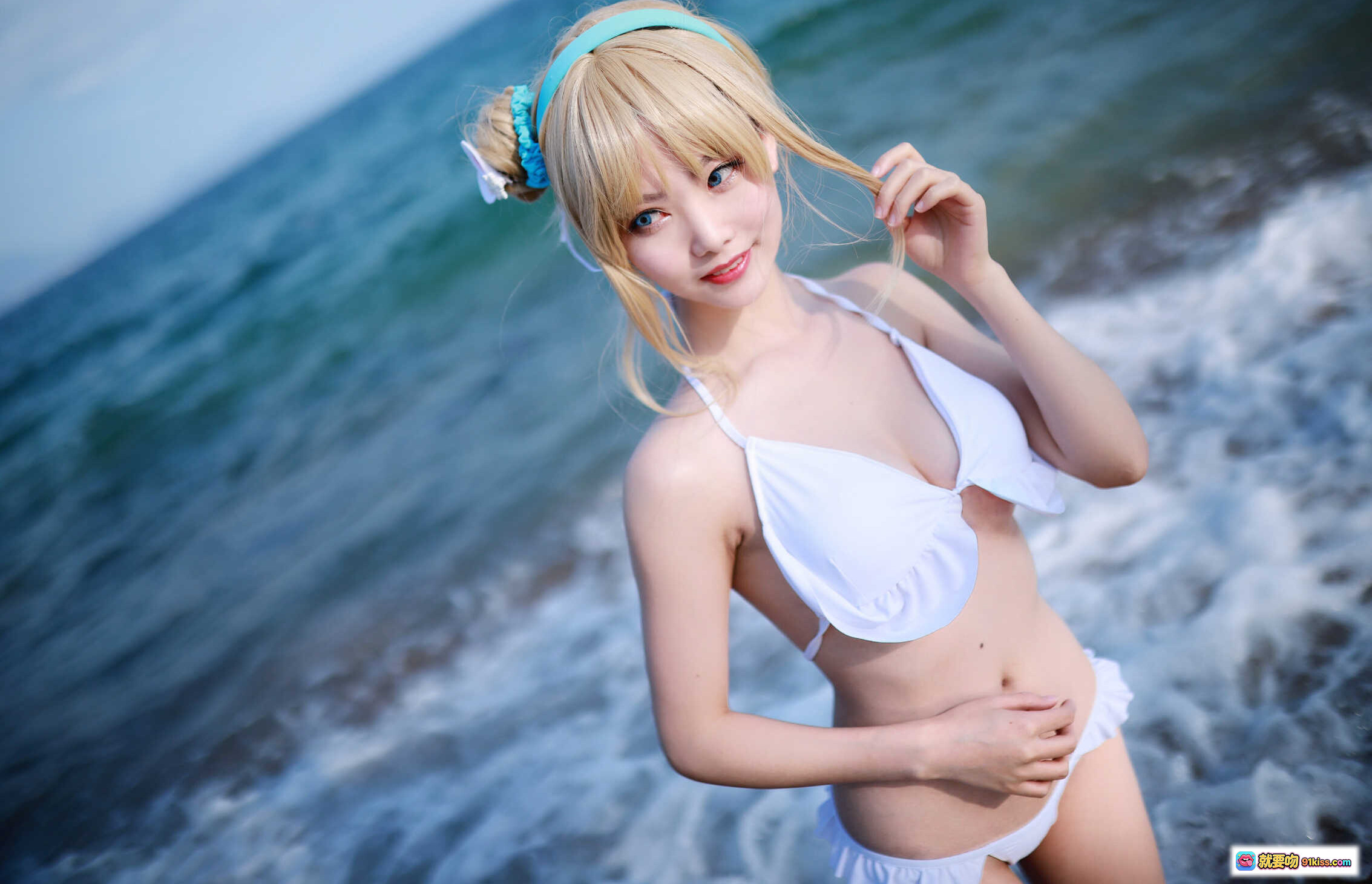 图片[2] - 抖娘利世NO.045海边索米cos写真 白色比基尼金发蓝饰海景沙滩清新性感30P - 就要吻