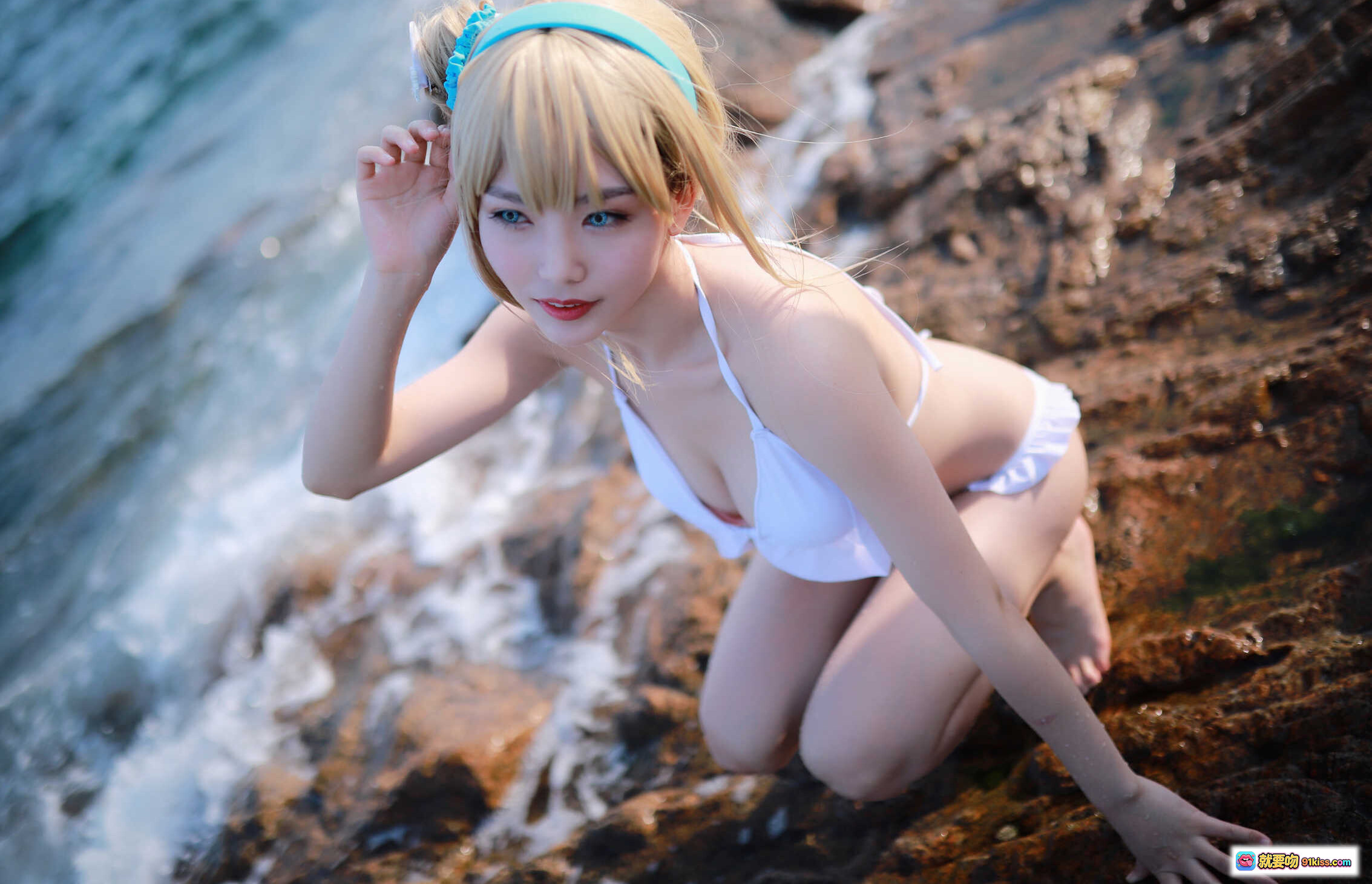 图片[6] - 抖娘利世NO.045海边索米cos写真 白色比基尼金发蓝饰海景沙滩清新性感30P - 就要吻