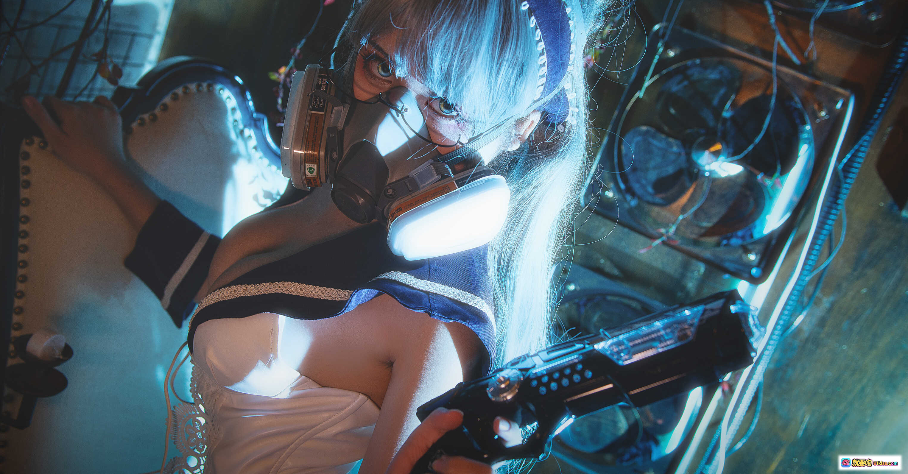 图片[9] - 一笑芳香沁NO.024 JK赛博风cosplay写真 未来感面具+科技蓝光+性感制服+暗黑氛围 9P高清图集 - 就要吻