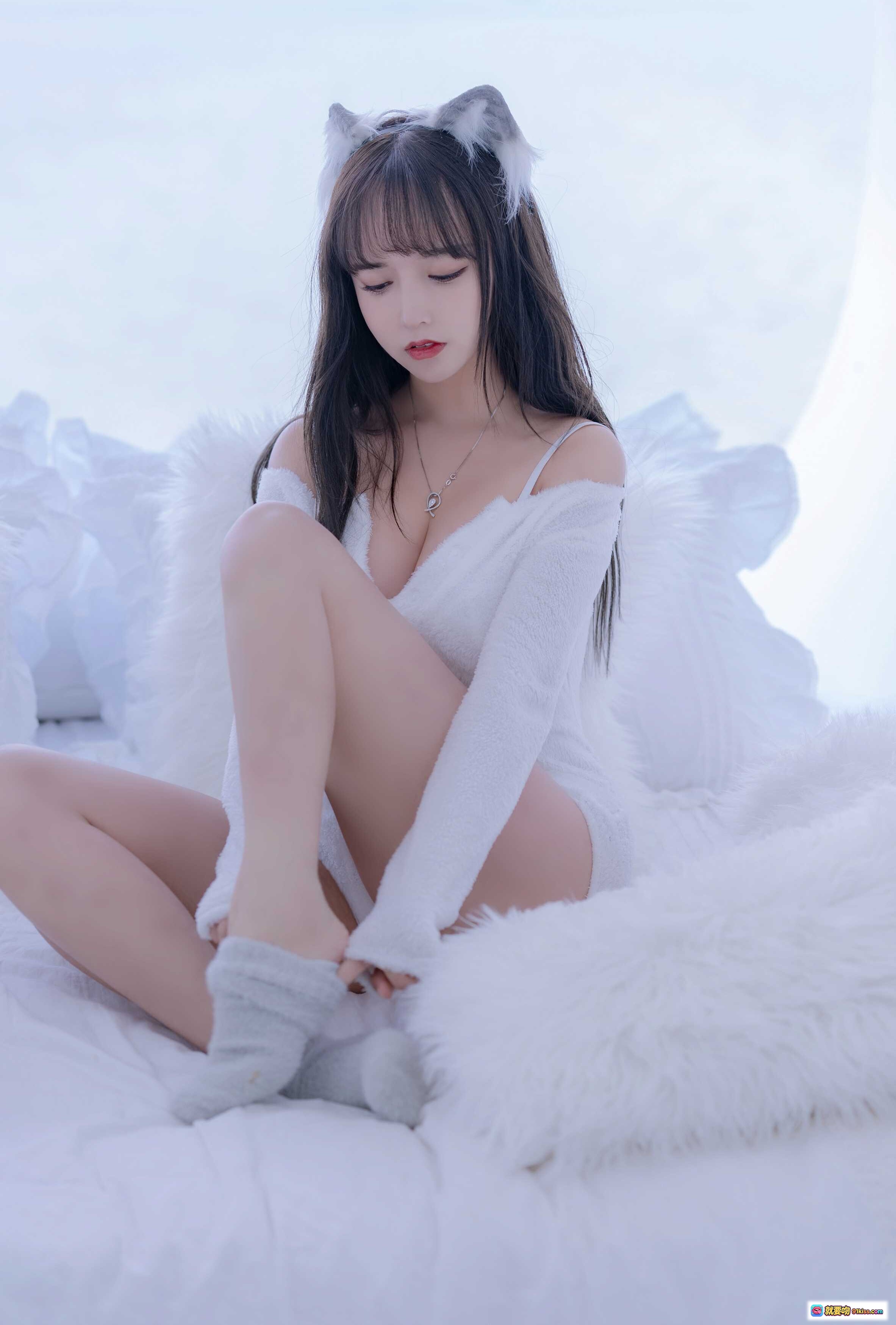 图片[2] - 白色毛绒少女写真 | 纯欲风居家美拍 | 软萌跪姿抱枕造型 | 高清私房摄影图集 - 就要吻