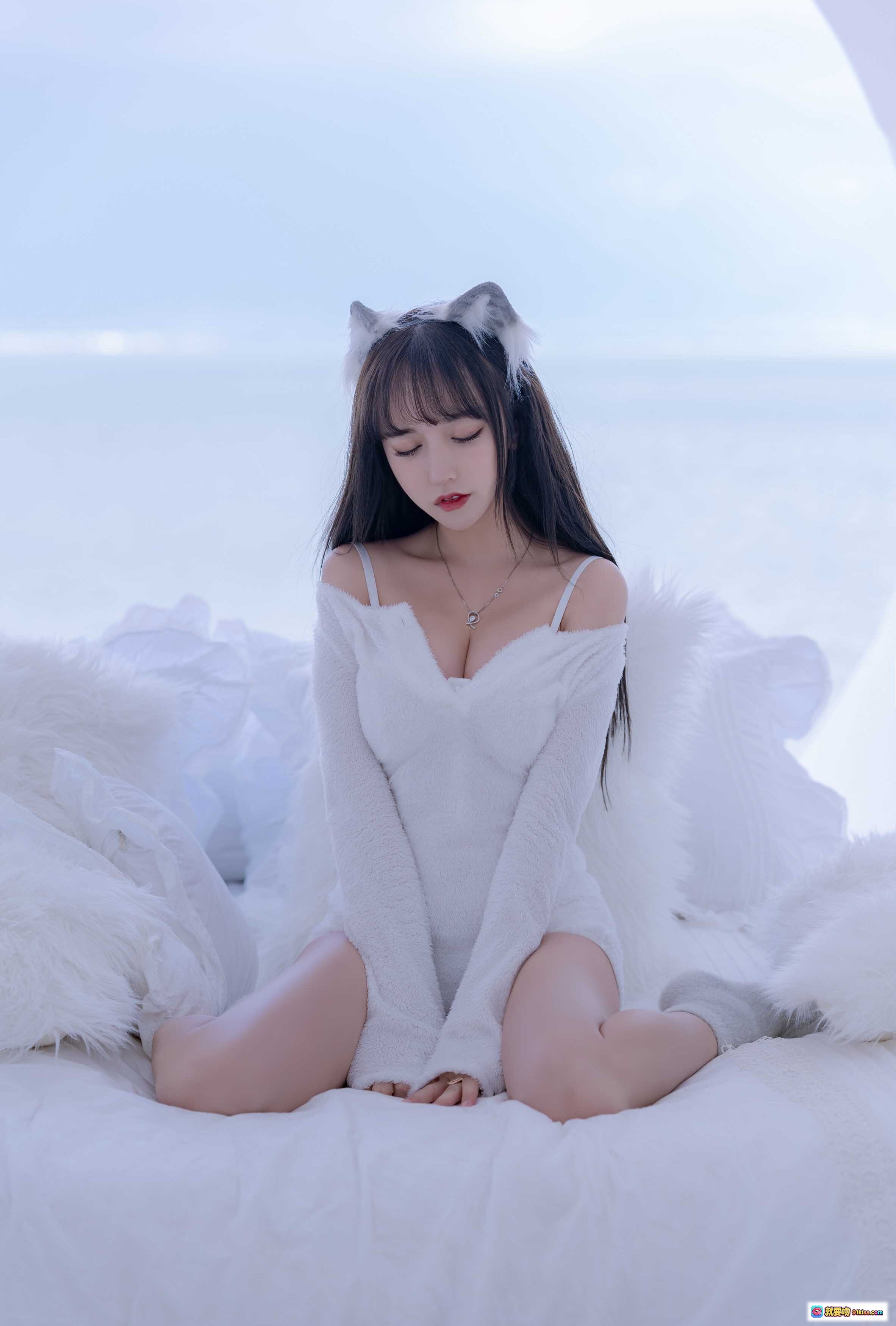 图片[9] - 白色毛绒少女写真 | 纯欲风居家美拍 | 软萌跪姿抱枕造型 | 高清私房摄影图集 - 就要吻