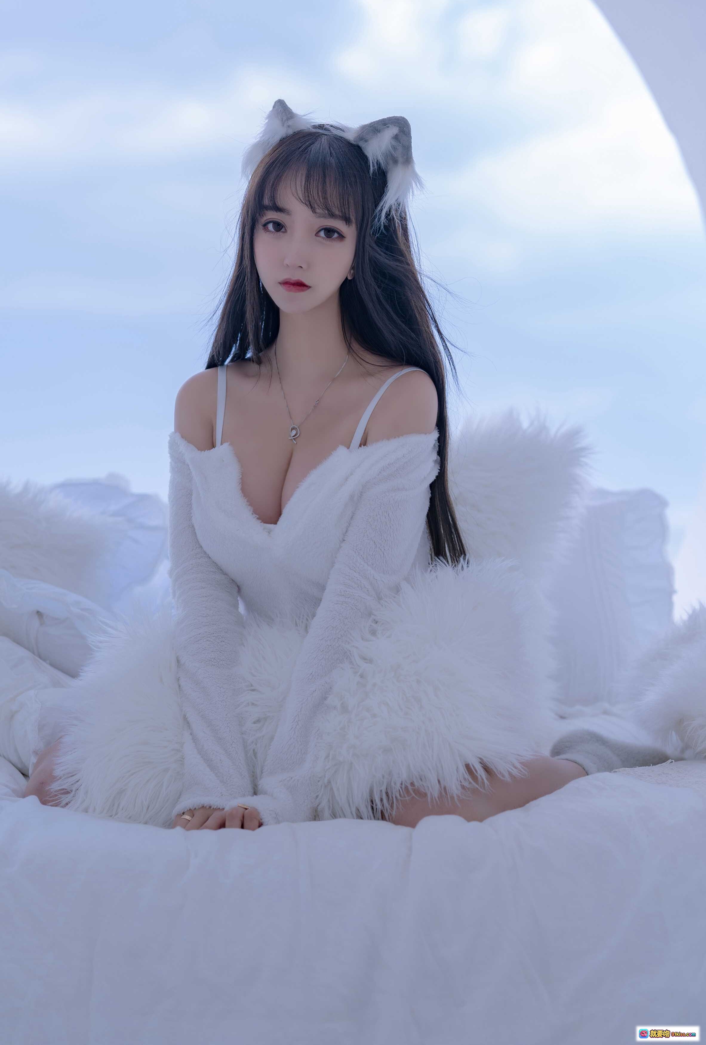 图片[6] - 白色毛绒少女写真 | 纯欲风居家美拍 | 软萌跪姿抱枕造型 | 高清私房摄影图集 - 就要吻