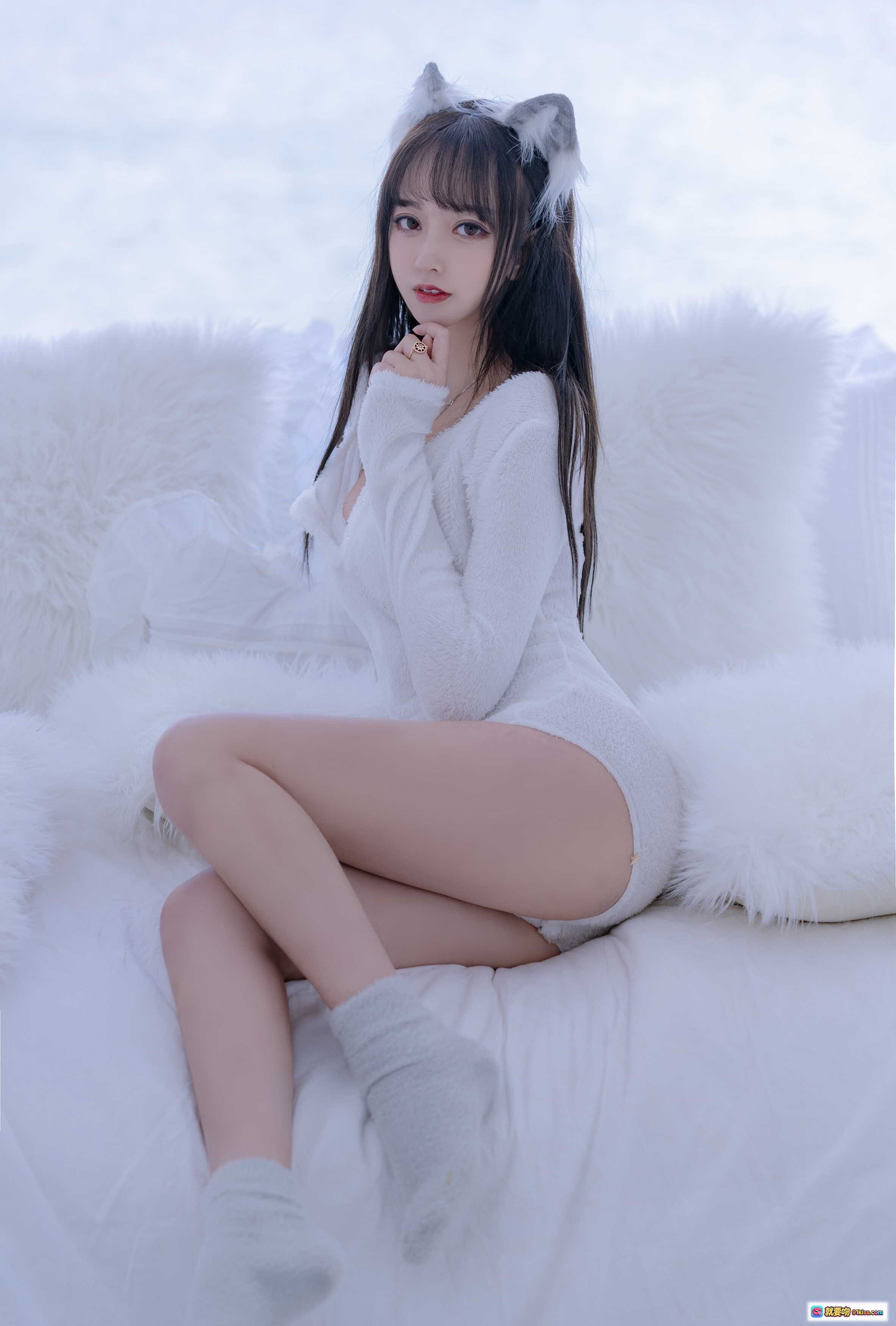 图片[5] - 白色毛绒少女写真 | 纯欲风居家美拍 | 软萌跪姿抱枕造型 | 高清私房摄影图集 - 就要吻