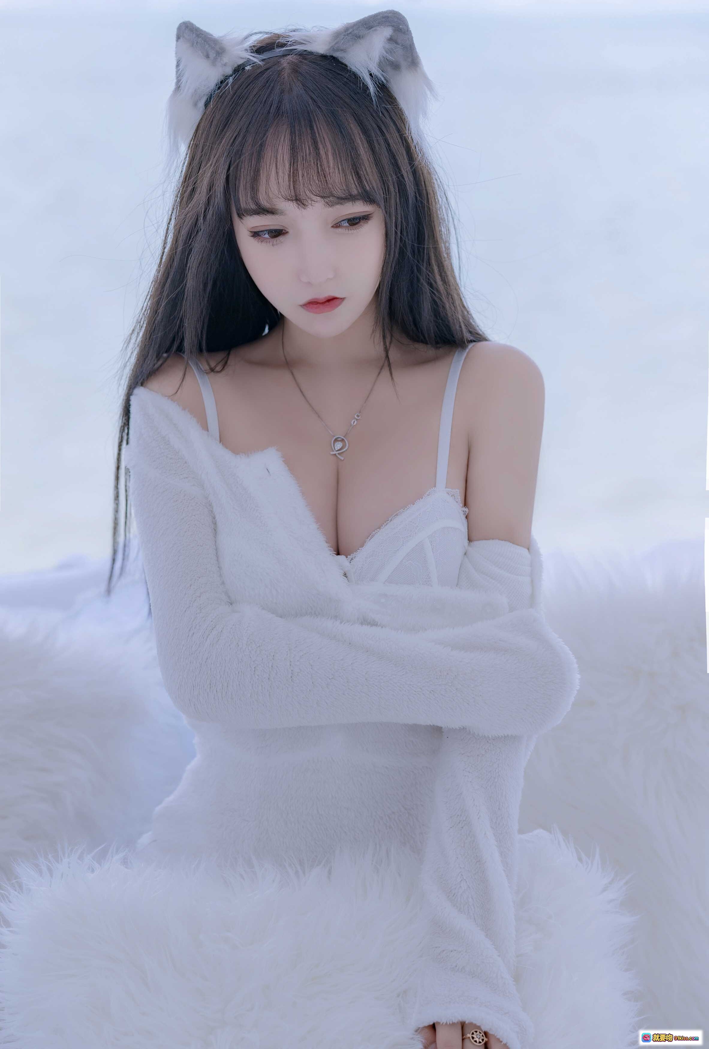 图片[4] - 白色毛绒少女写真 | 纯欲风居家美拍 | 软萌跪姿抱枕造型 | 高清私房摄影图集 - 就要吻