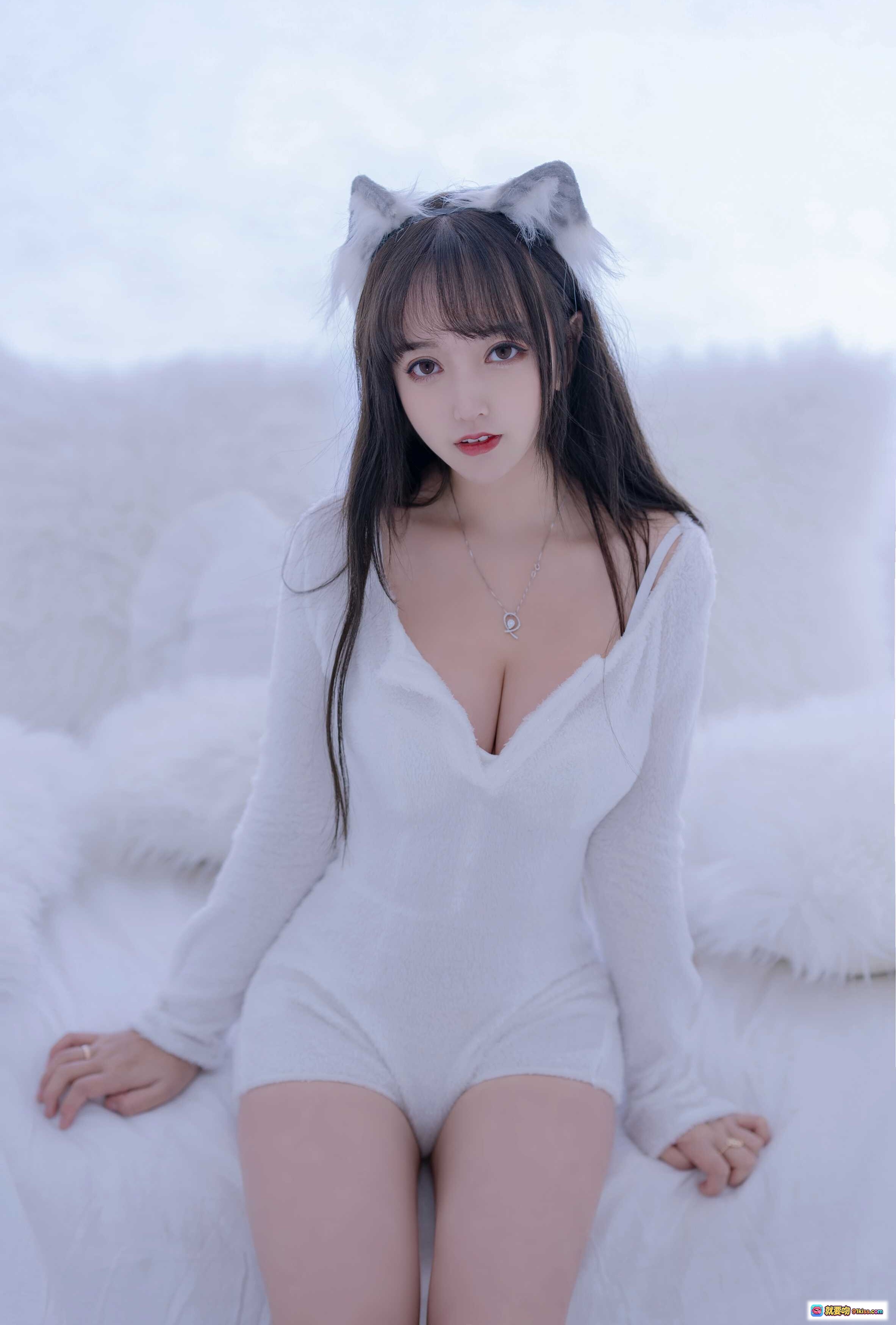 图片[8] - 白色毛绒少女写真 | 纯欲风居家美拍 | 软萌跪姿抱枕造型 | 高清私房摄影图集 - 就要吻