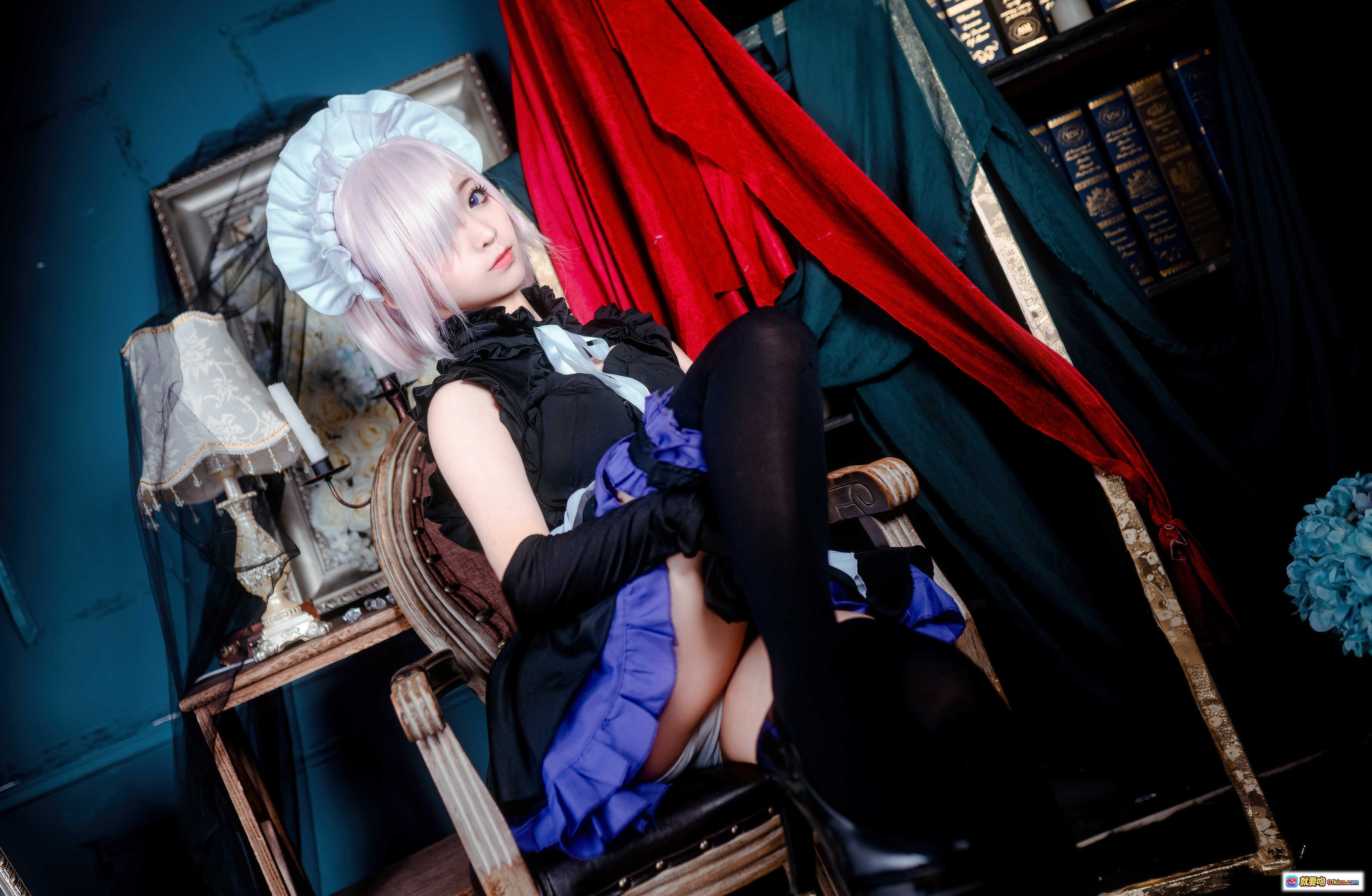 图片[2] - 蠢沫沫NO.045玛修女仆Cosplay写真 22P高清美图 白发蓝瞳黑裙蓝边女仆装 长手套复古椅场景 - 就要吻