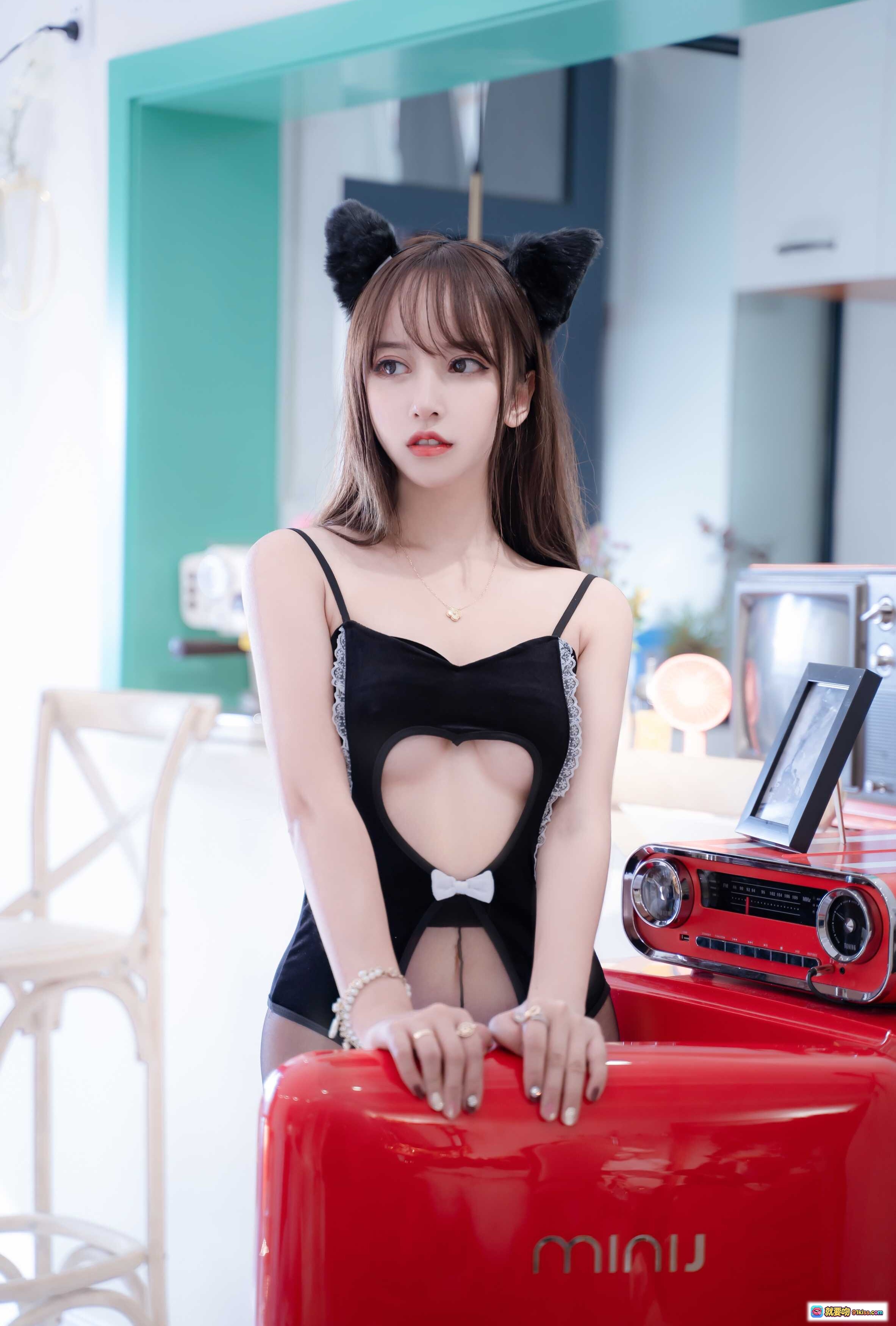 图片[5] - 猫女郎写真 | 黑色镂空连体衣+猫耳发饰+丝袜高跟 | 室内红冰箱场景 | 过期米线线喵069米线10P20MB - 就要吻