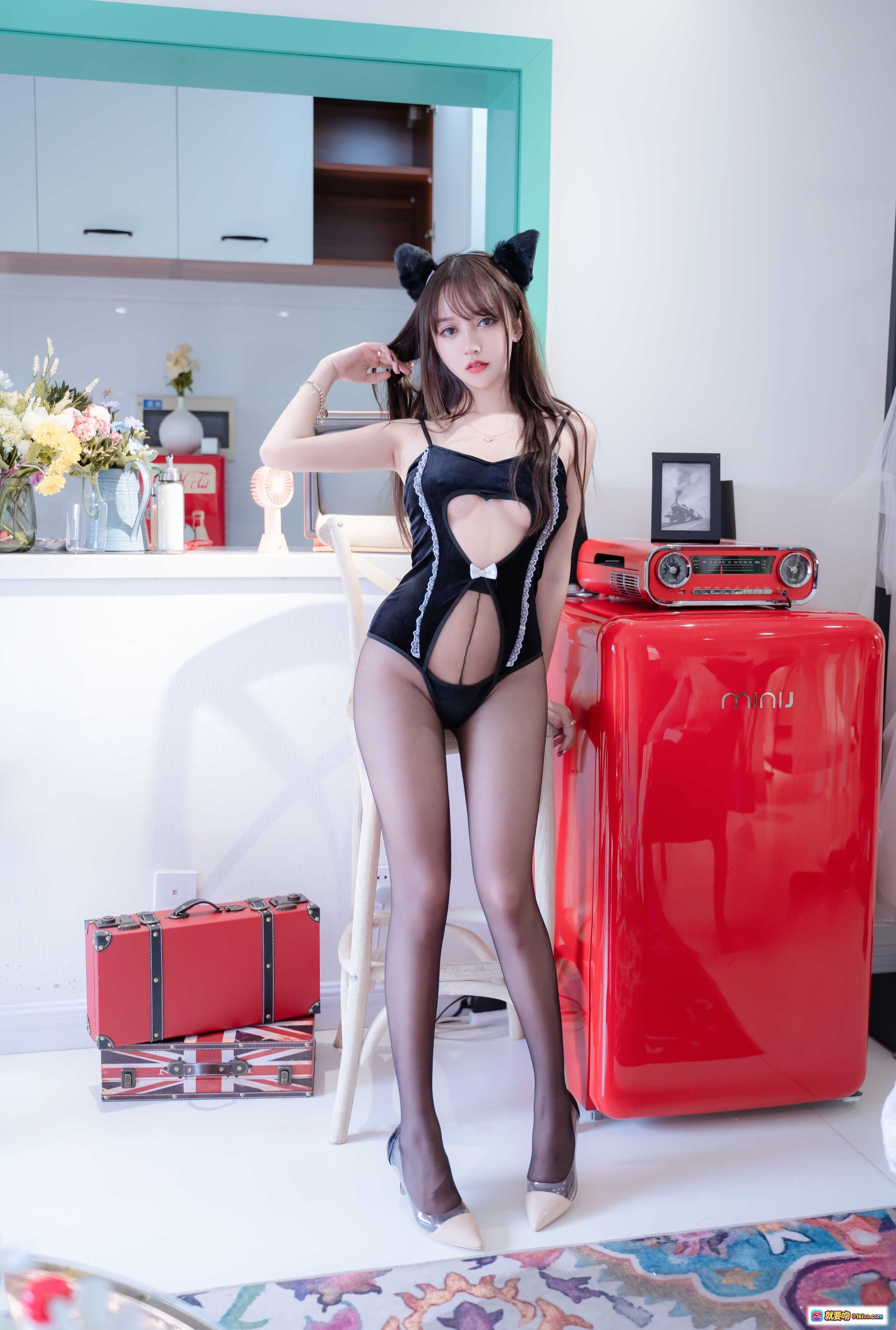 图片[1] - 猫女郎写真 | 黑色镂空连体衣+猫耳发饰+丝袜高跟 | 室内红冰箱场景 | 过期米线线喵069米线10P20MB - 就要吻