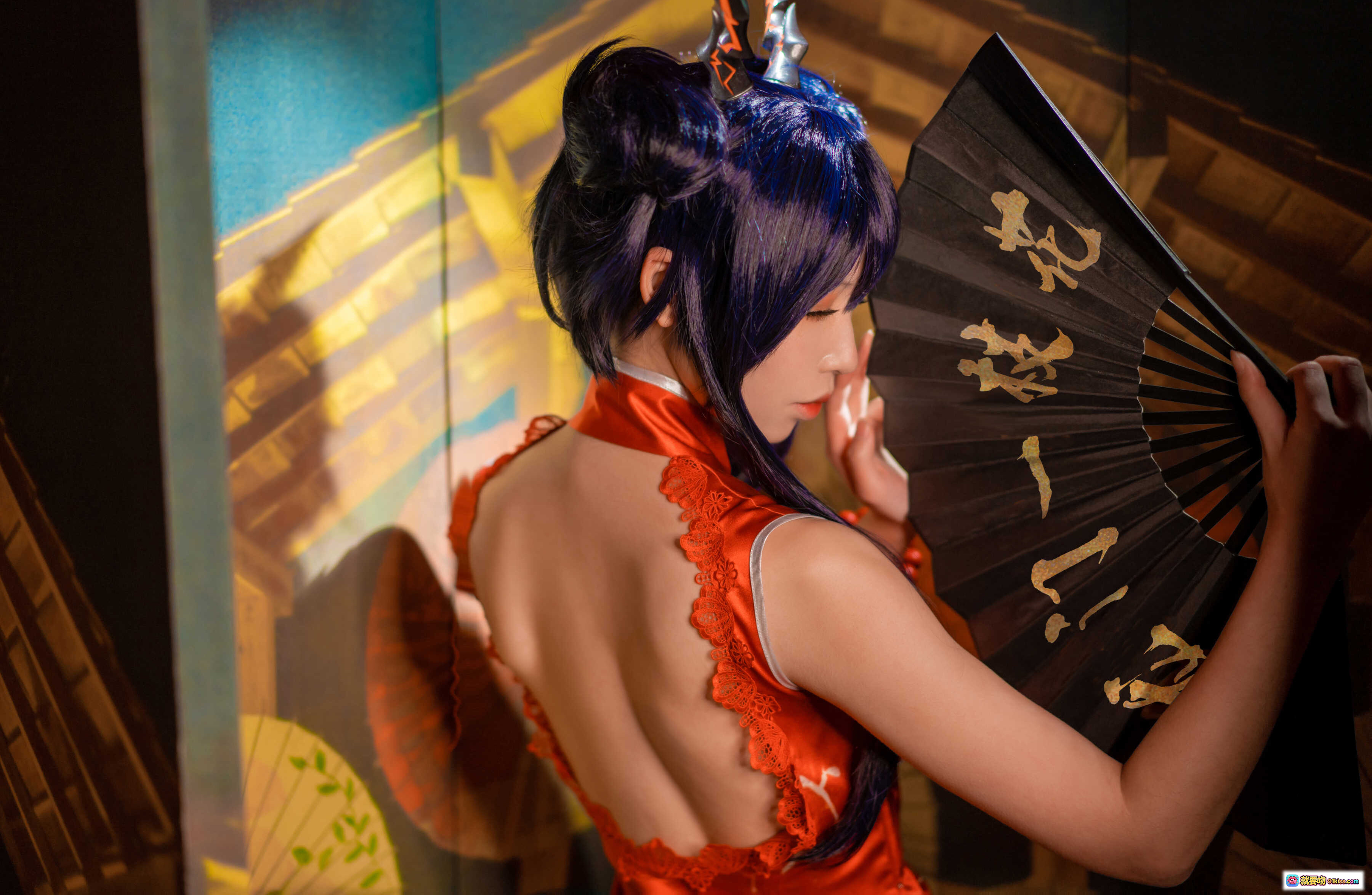 图片[1] - 爱老师cos明日方舟岁红霞陈 红色露背旗袍 持扇古风写真 16P高清图集 - 就要吻