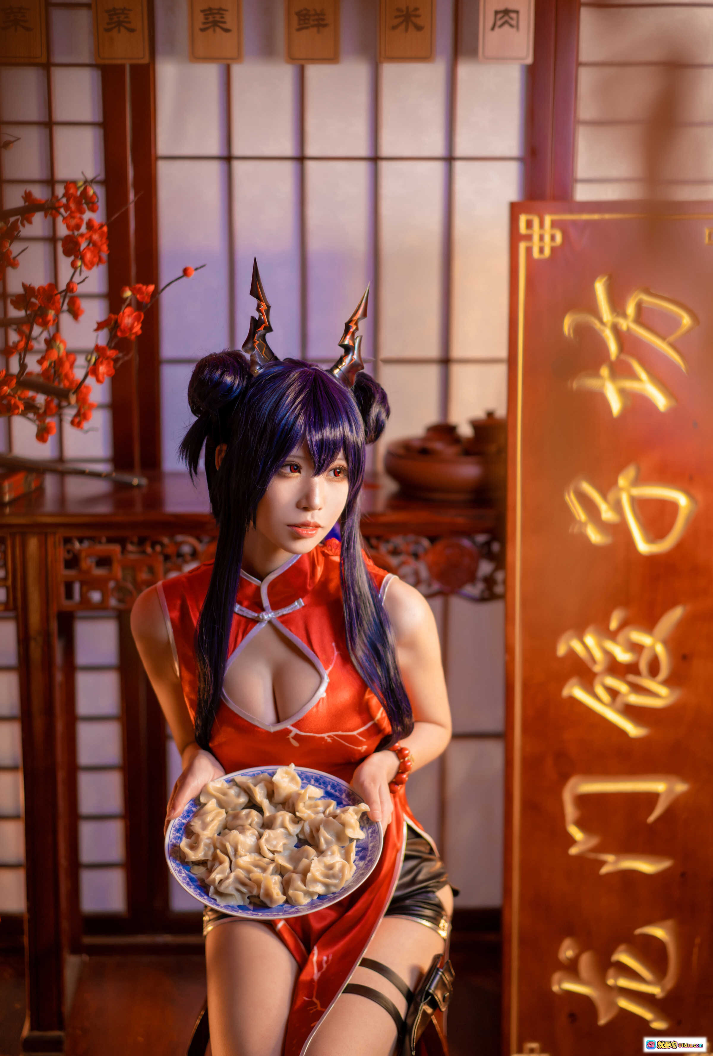 图片[8] - 爱老师cos明日方舟岁红霞陈 红色露背旗袍 持扇古风写真 16P高清图集 - 就要吻