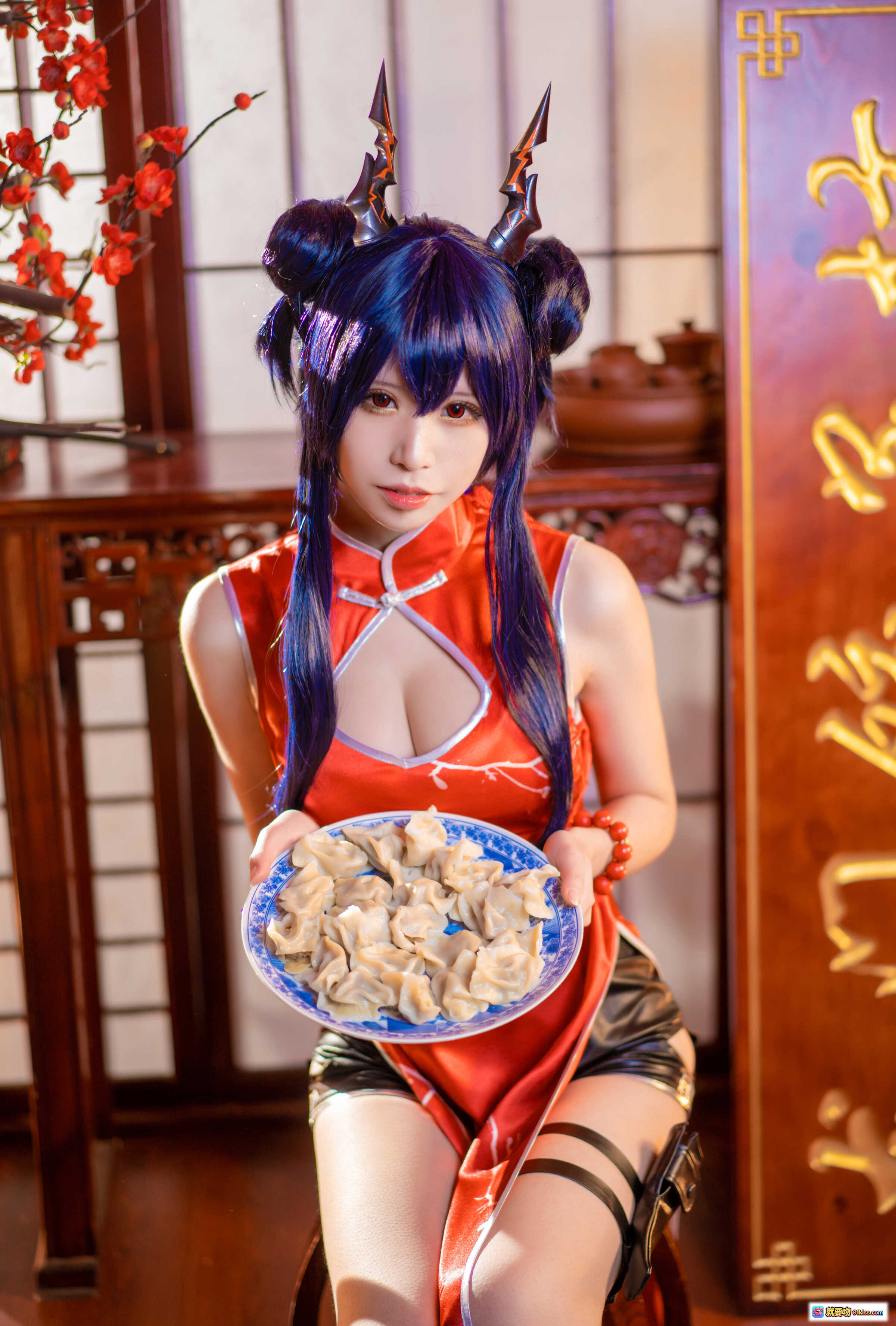 图片[2] - 爱老师cos明日方舟岁红霞陈 红色露背旗袍 持扇古风写真 16P高清图集 - 就要吻