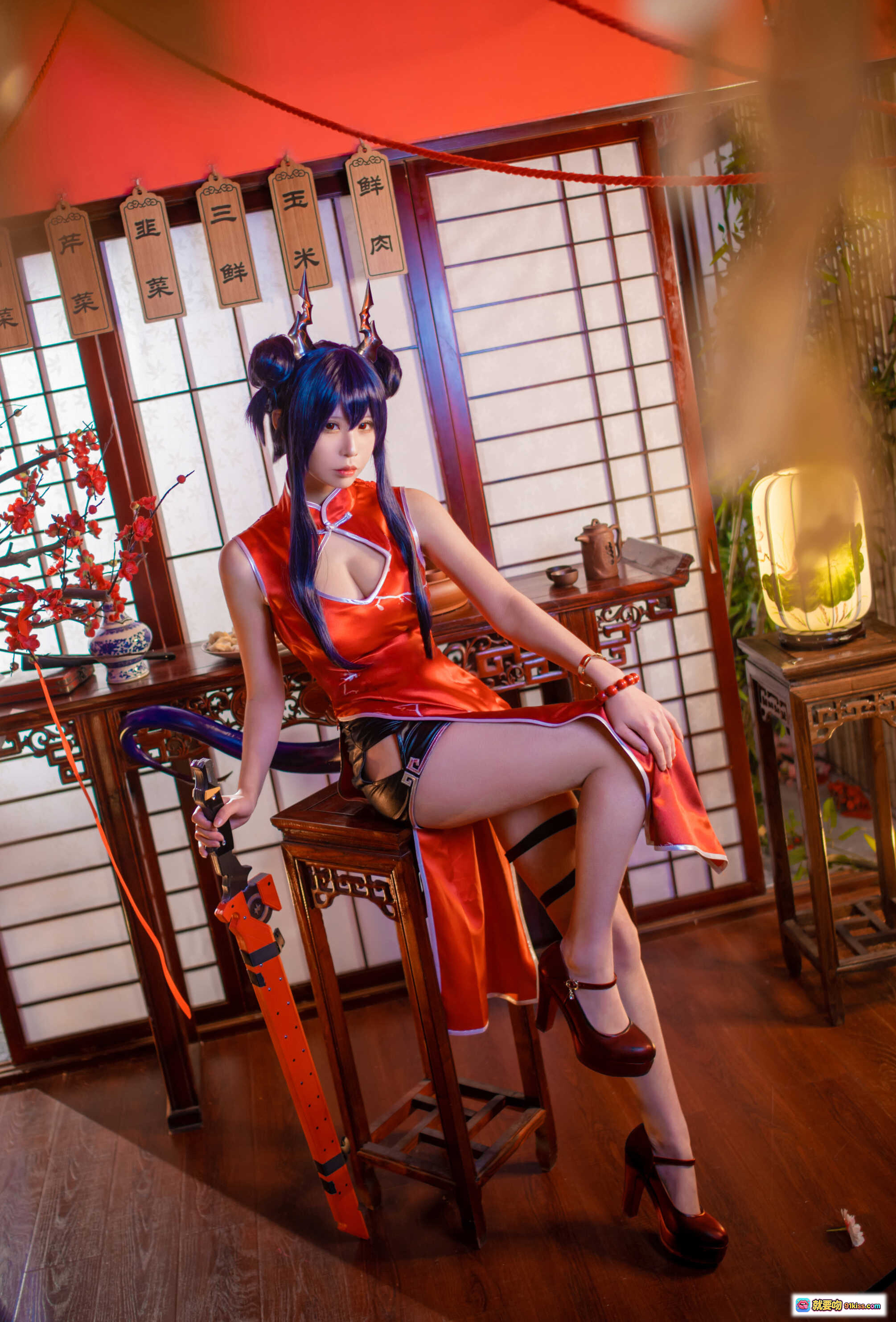 图片[9] - 爱老师cos明日方舟岁红霞陈 红色露背旗袍 持扇古风写真 16P高清图集 - 就要吻