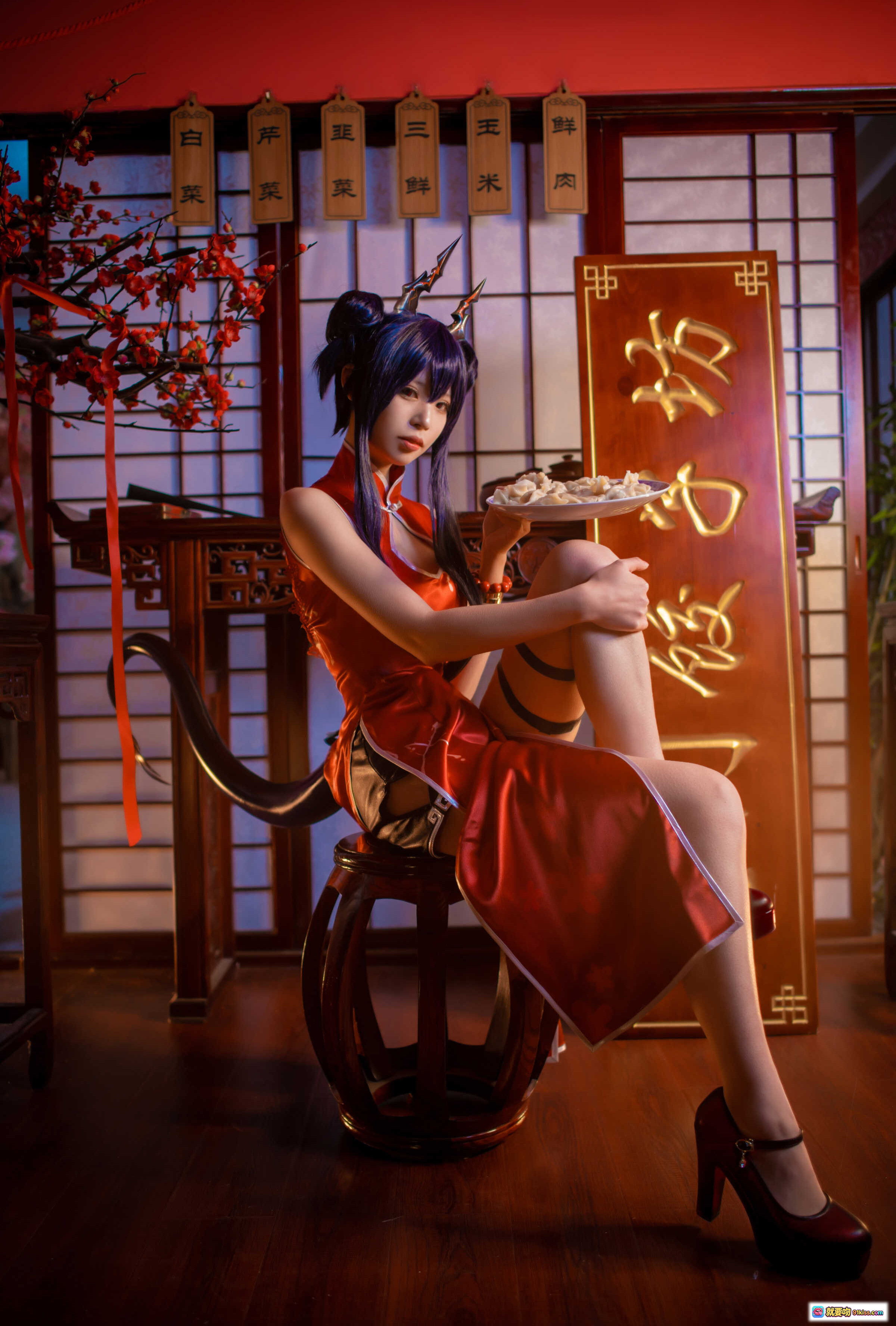 图片[4] - 爱老师cos明日方舟岁红霞陈 红色露背旗袍 持扇古风写真 16P高清图集 - 就要吻